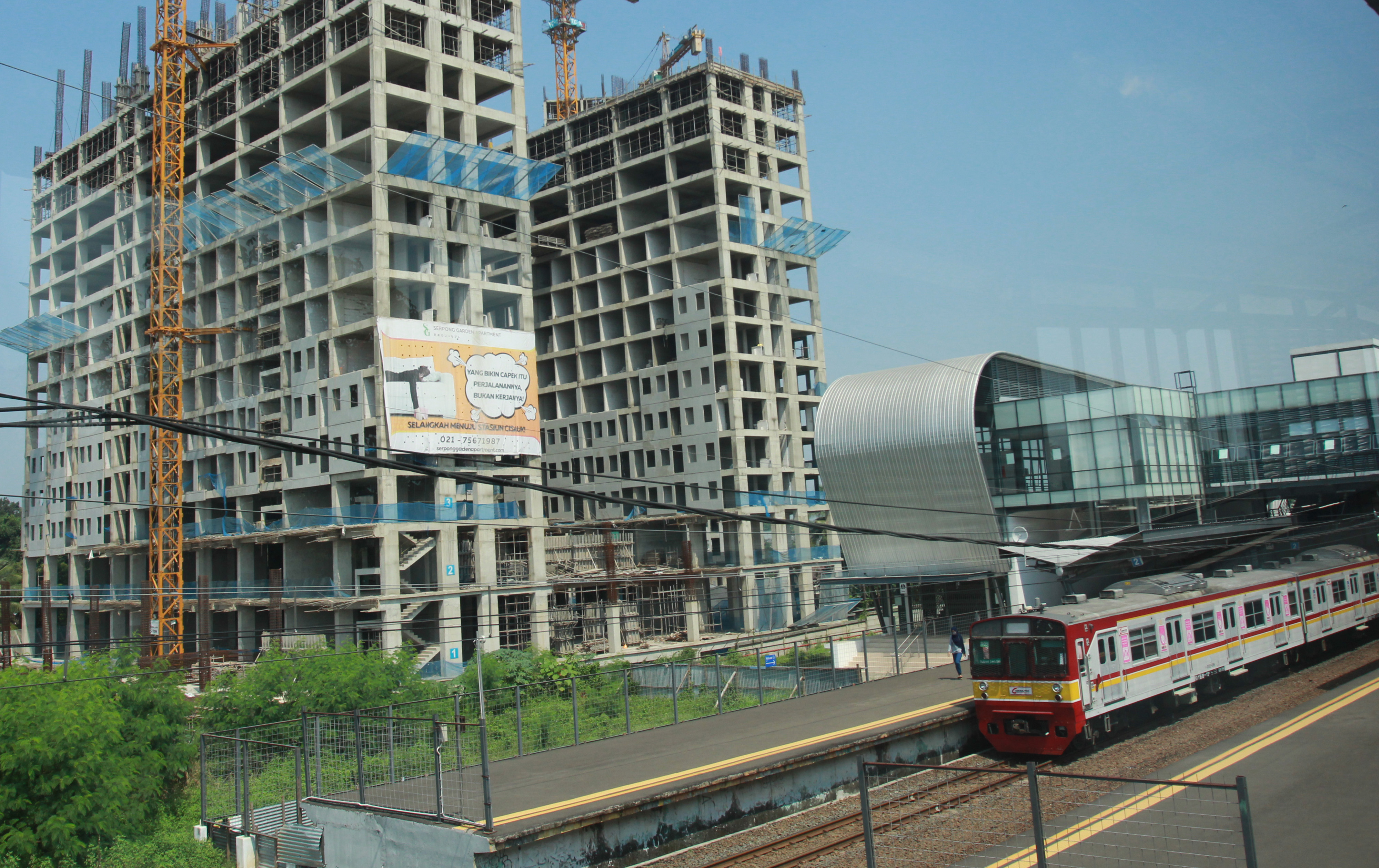 Rangkaian kereta rel listrik Commuter Line berhenti di Stasiun Cisauk yang menjadi bagian dari kawasan Intermoda Cisauk BSD City di Cisauk