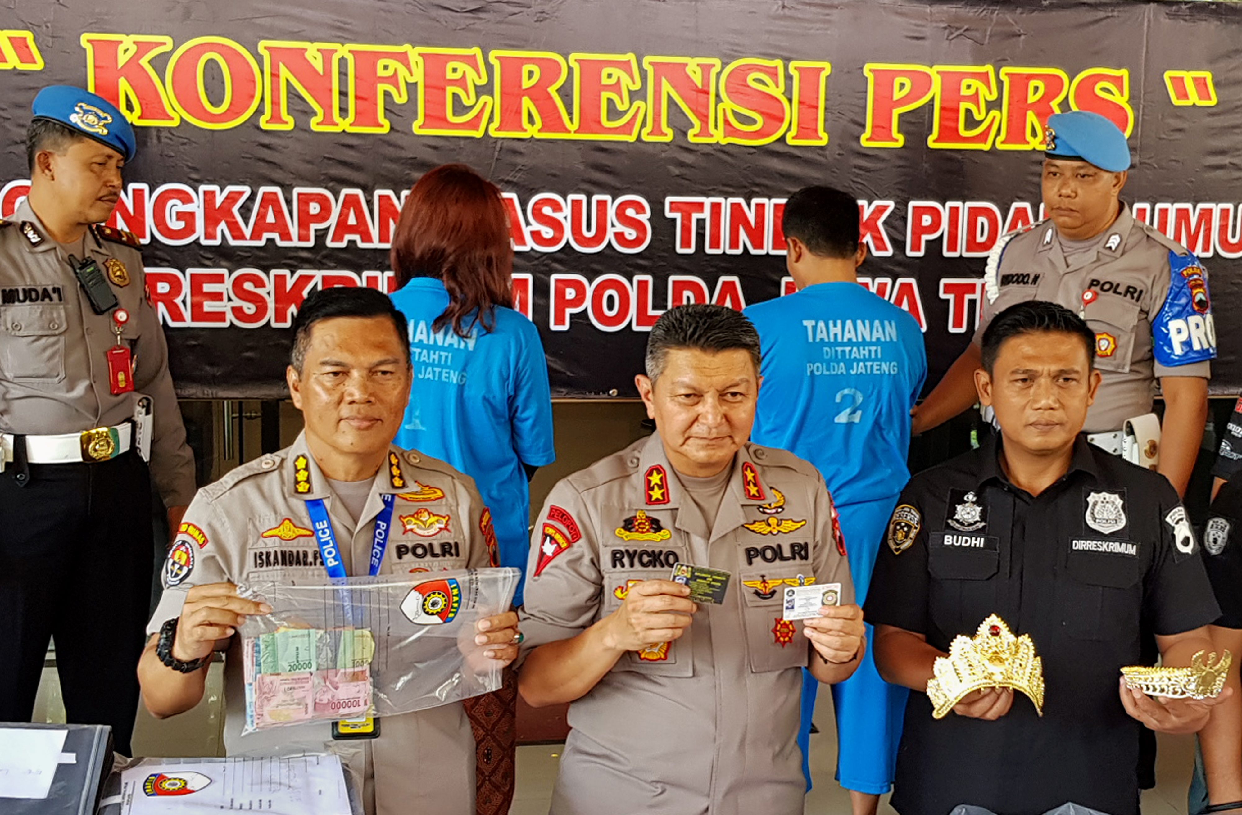  Totok Santosa (kelima kiri) dan Fanni Aminadia (ketiga kiri) berpakaian tahanan Polda Jateng berwarna biru.