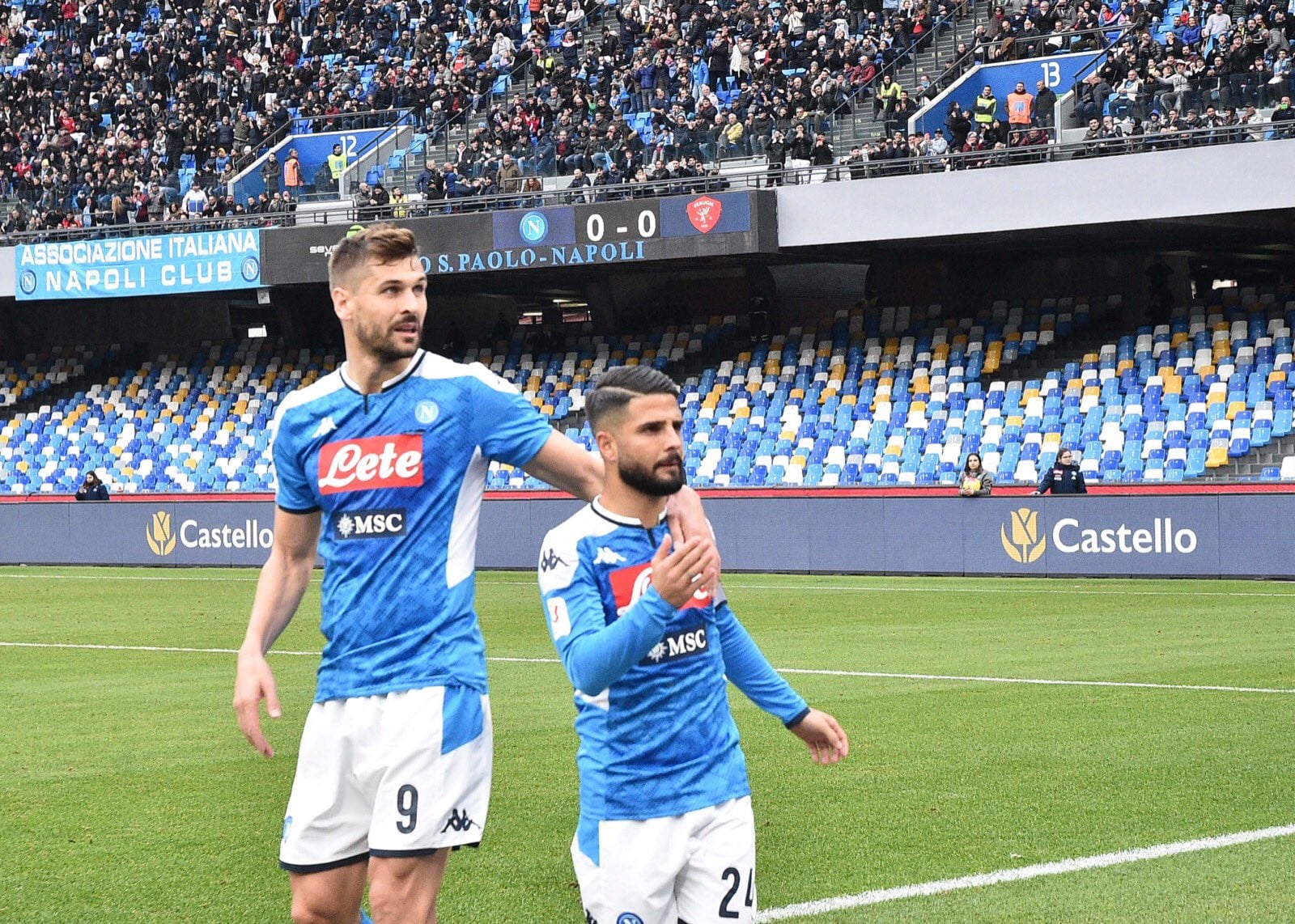 Lorenzo Insigne (kanan) melakukan selerbasi usai mencetak gol ke gawang Perugia dalam laga Coppa Italia