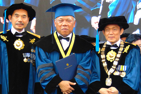 Menteri PUPR Basuki Hadimuljono saat pengukuhan doktor kehormatan di Kampus ITB, Kamis (16/1).