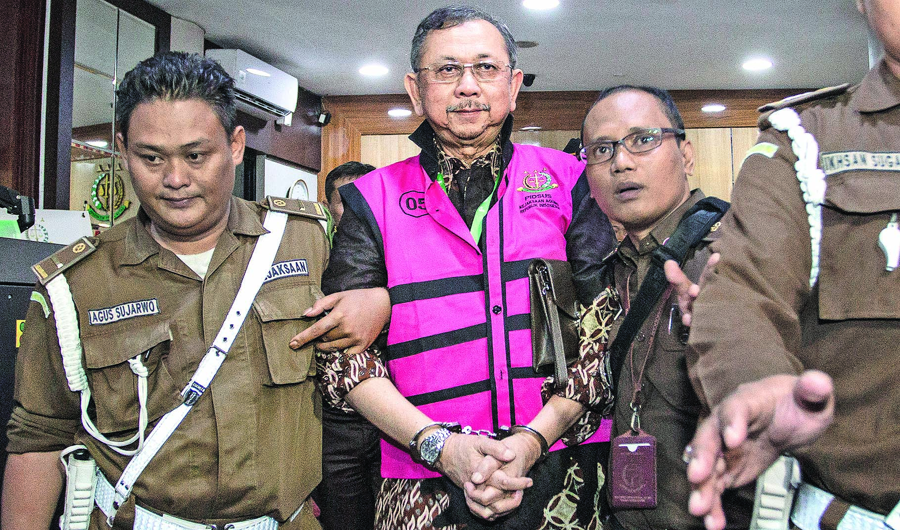 Mantan Dirut PT Asuransi Jiwasraya Hendrisman Rahim mengenakan rompi tahanan usai menjalani pemeriksaan di gedung Jampidsus Kejaksaan Agung.