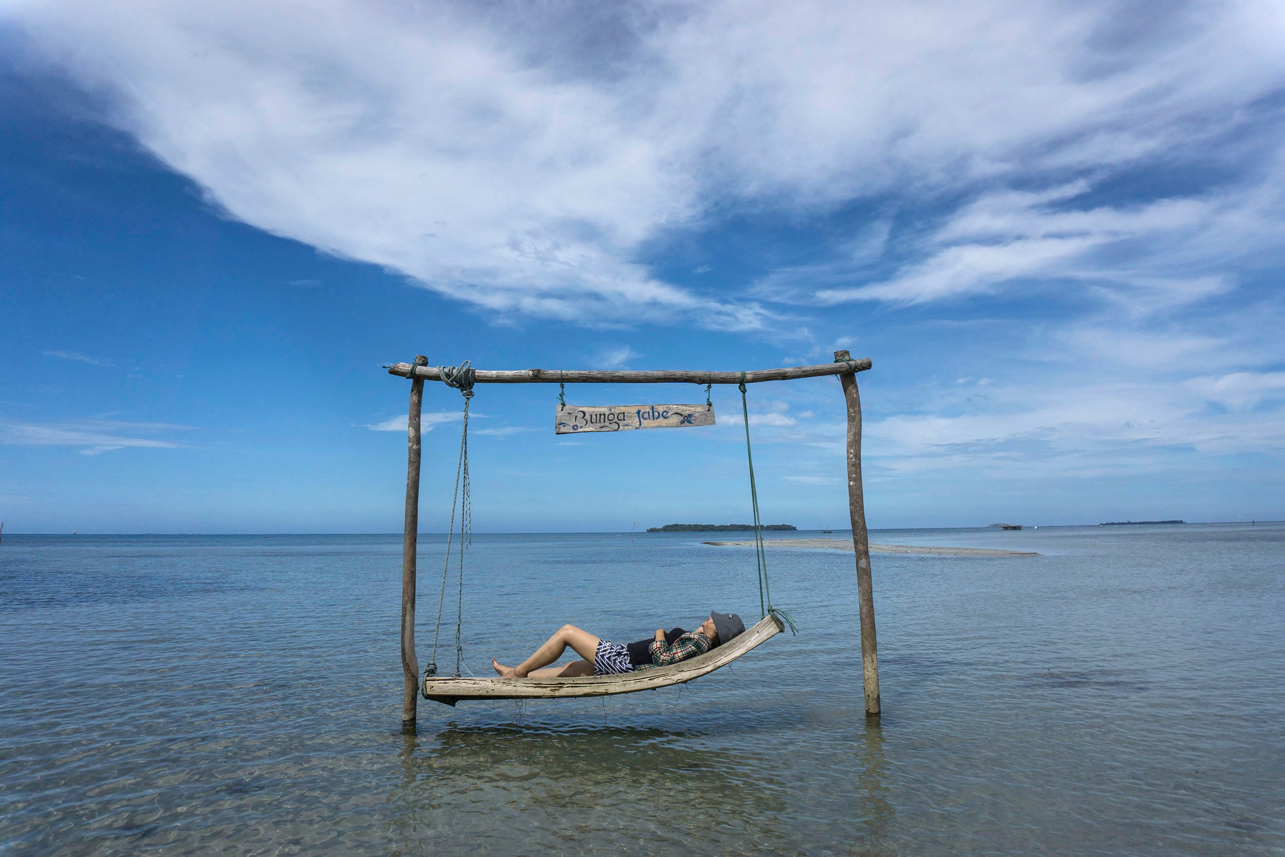 Wisatawan bermain air di Pantai Bunga Jabe, Kepulauan Karimunjawa, Jateng. Dibangunnya Bandara Dewandaru bisa meningkatkan jumlah wisatawan.