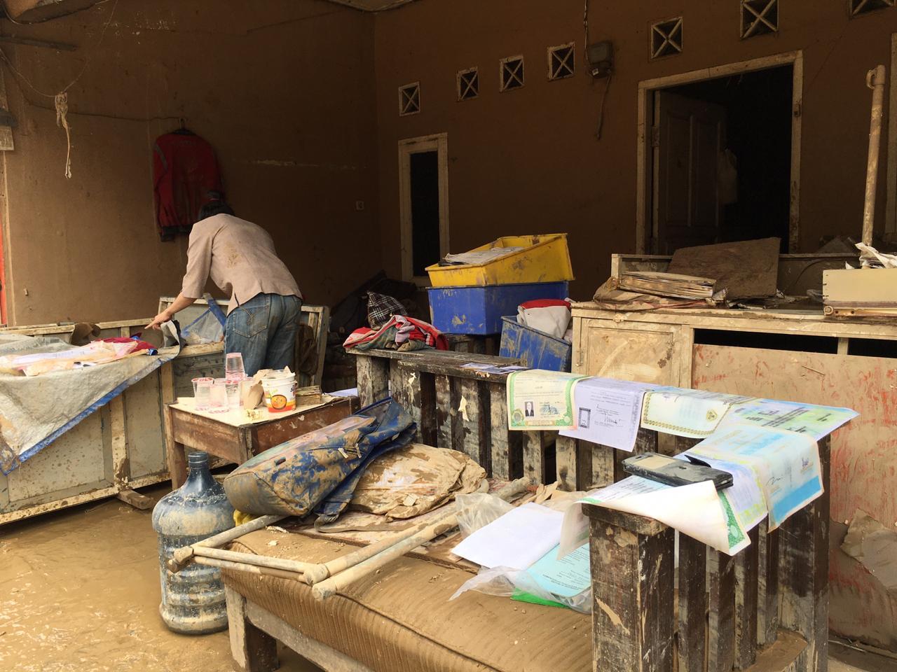 Warga Perumahan Pondok Gede Permai (PGP) Kota Bekasi mengeringkan berbagai dokumen berharga milik mereka yang terendam banjir.