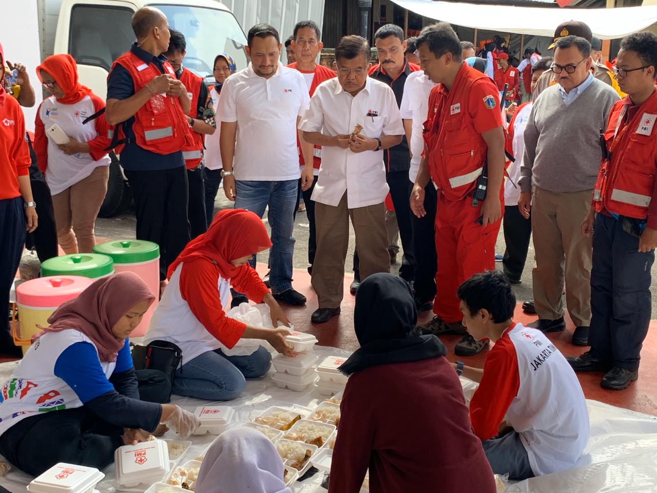 Jusuf Kalla meninjau dapur umum PMI di Jakarta Timur guna memastikan pasokan untuk korban banjir tertangani dengan baik