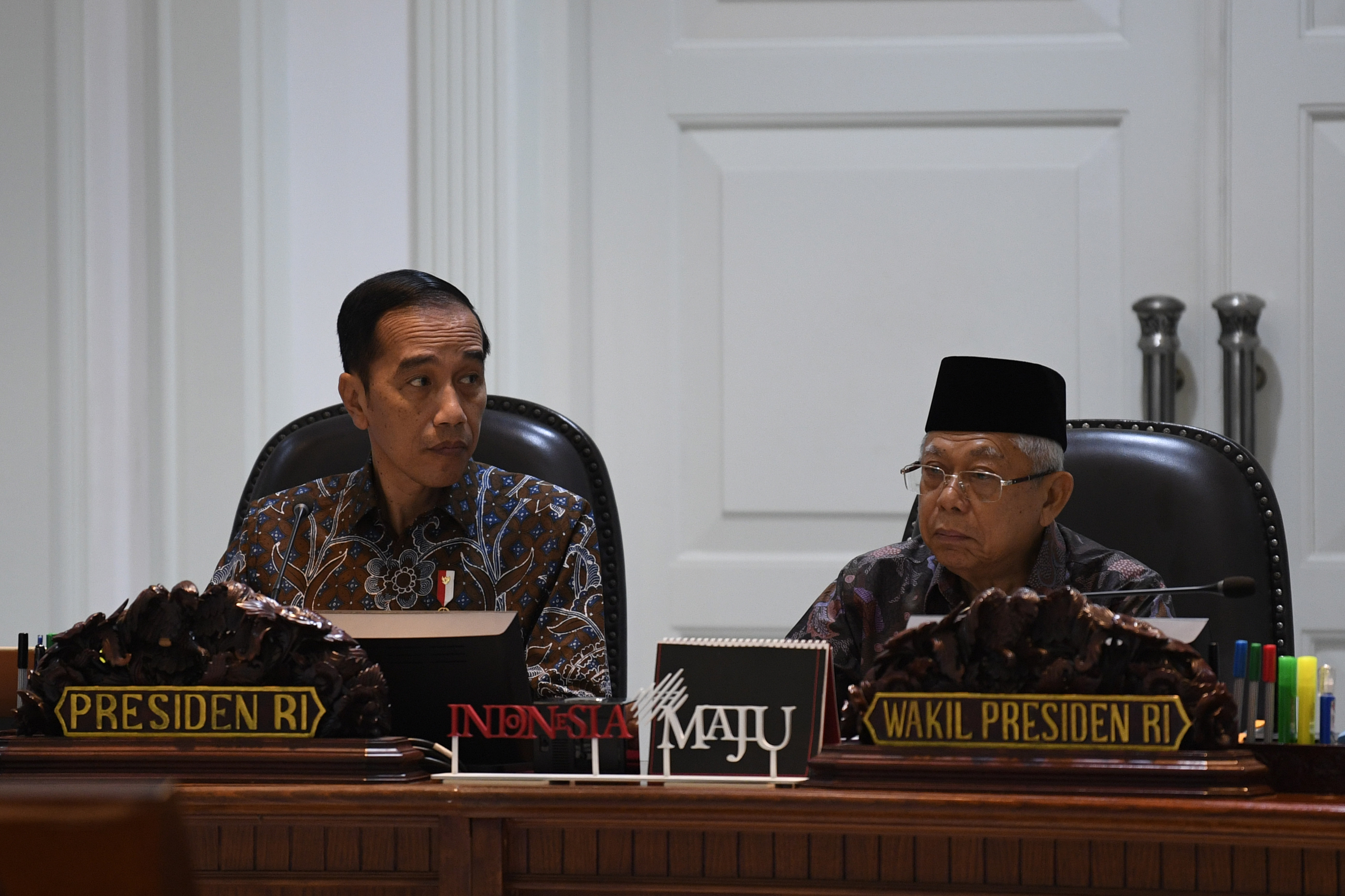 Presiden Joko Widodo (kiri) didampingi Wakil Presiden Ma