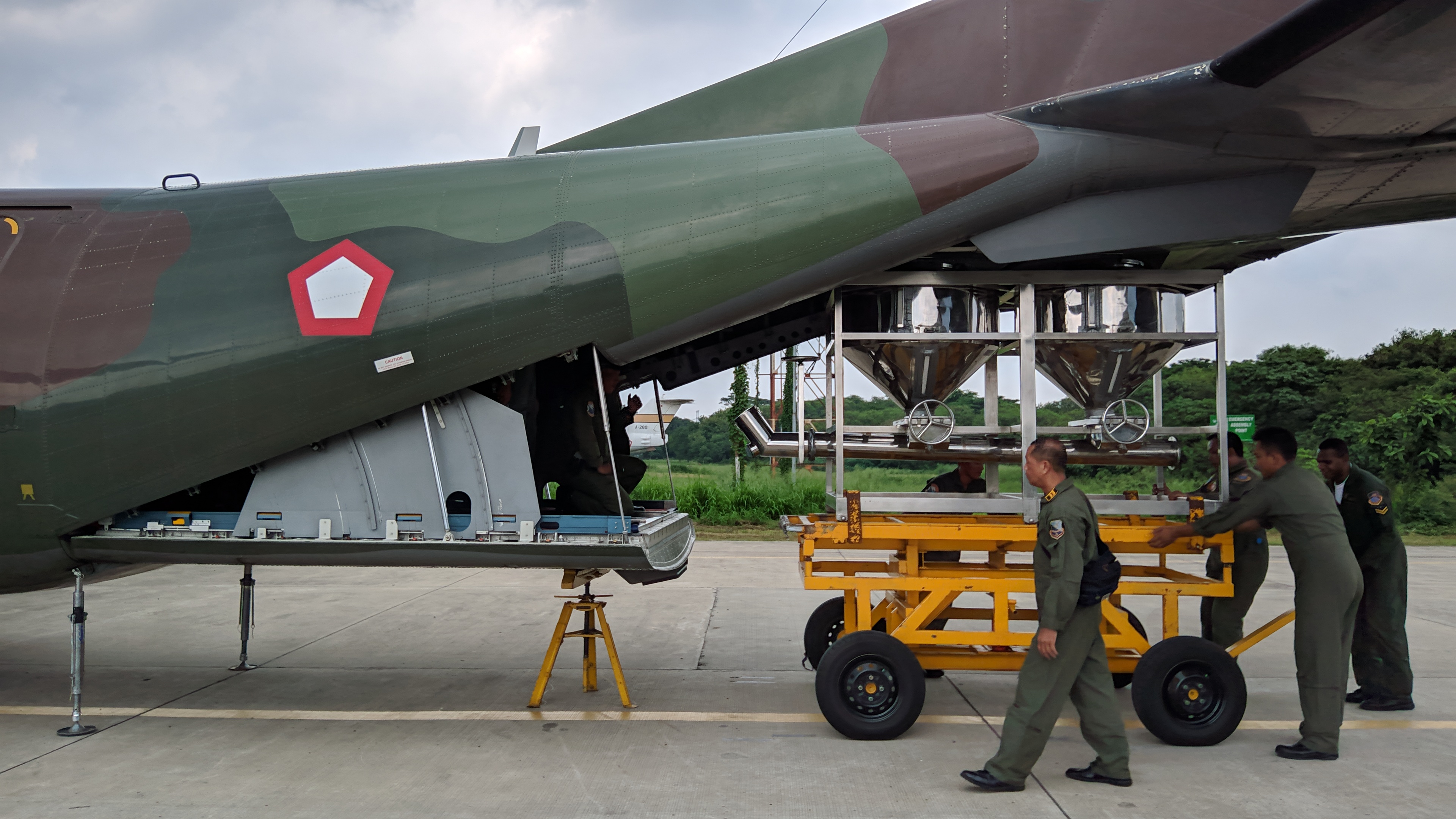 Proses memasukn garam (NaCl) ke dalam pesawan CN 295 untuk modifikasi cuaca di Pangkalan Udara TNI AU Halim Perdanakusuma.