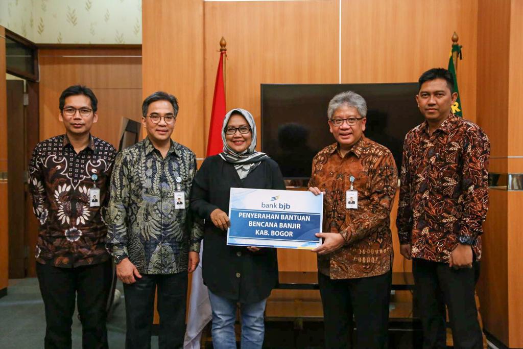 bank bjb menyalurkan bantuan bagi korban banjir di Bogor dan Lebak.