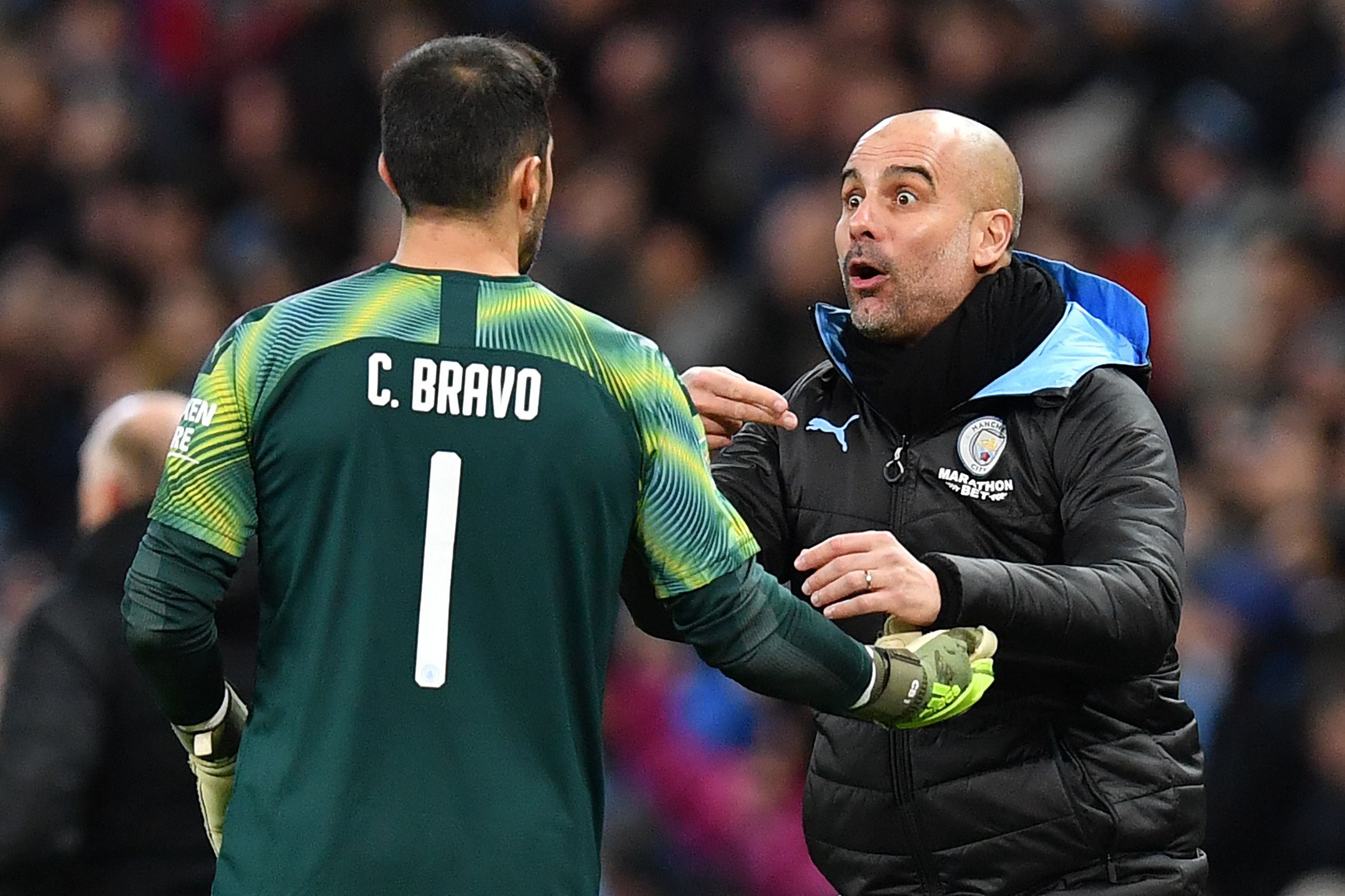 Manajer Spanyol Manchester City Pep Guardiola (kanan) memberikan instruksi kepada penjaga gawang Manchester City, Claudio Bravo  