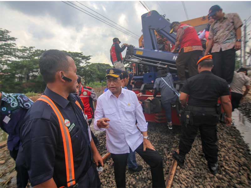 Menteri Perhubungan Budi Karya Sumadi meninjau proses perbaikan jalur kereta yang rusak akibat banjir di kawasan Stasiun Rawa Buaya, Jakarta