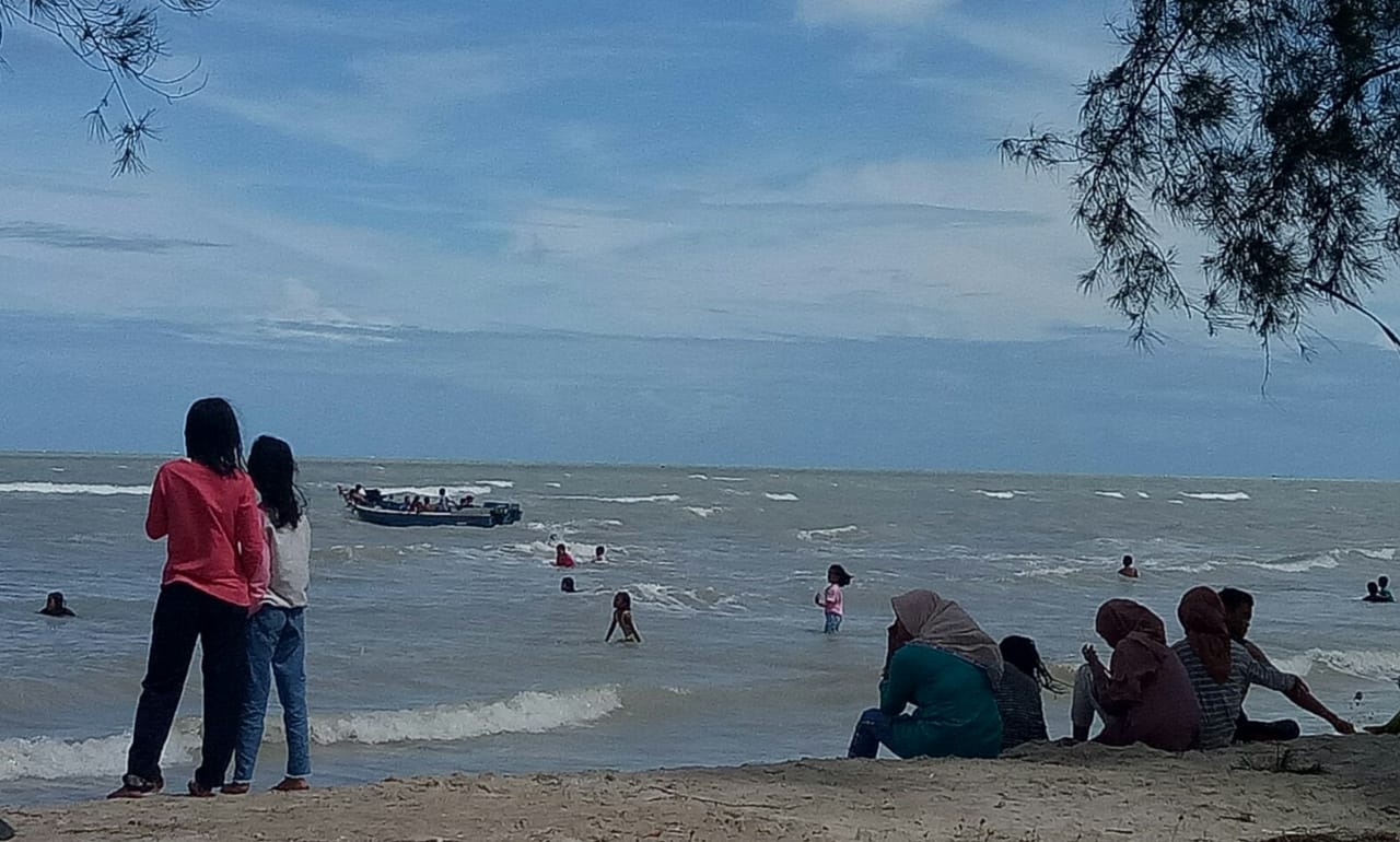 Pengunjung di Pantai Temberan Bangka 