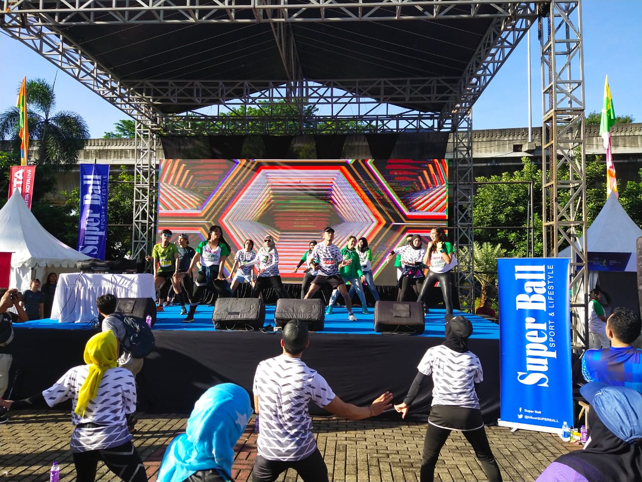 Panggung acara untuk menyemarakkan ajang Superball Run 2020 di Jakarta, Minggu (12/1). 