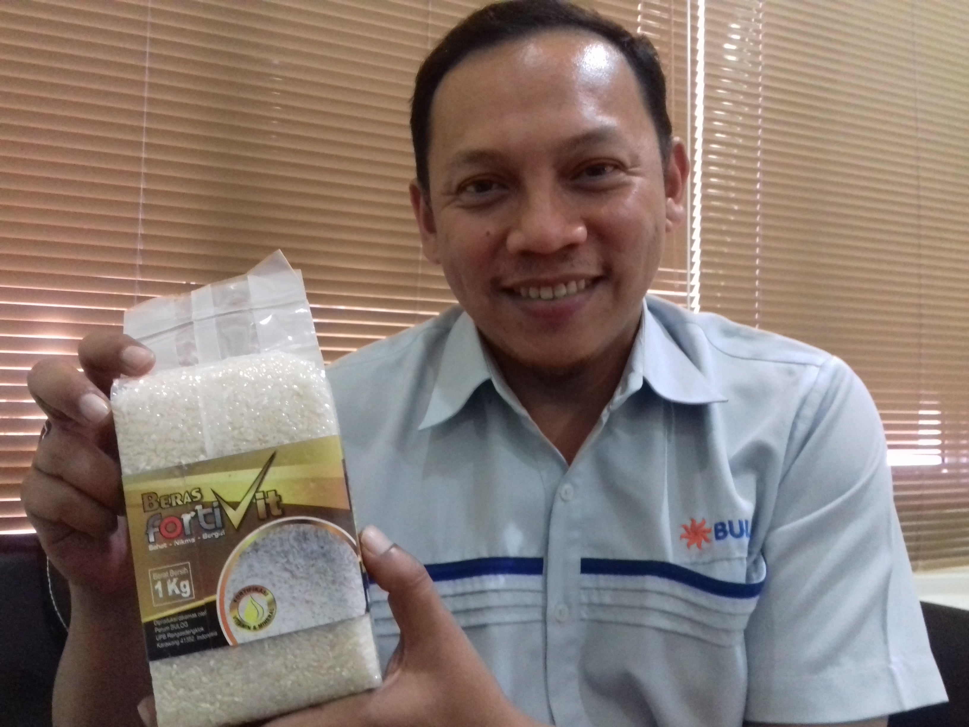 Kepala Bulog Sub Divre Sigli, Muammar  memperkenalkan beras fortifikasi, Kamis (23/1/2020)