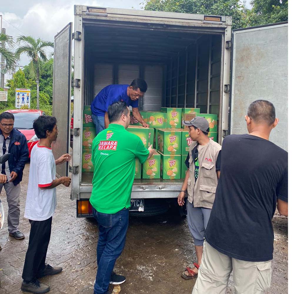 Nissin Kelapa Ijo Beri Bantuan Makanan ke Korban Banjir Jakarta