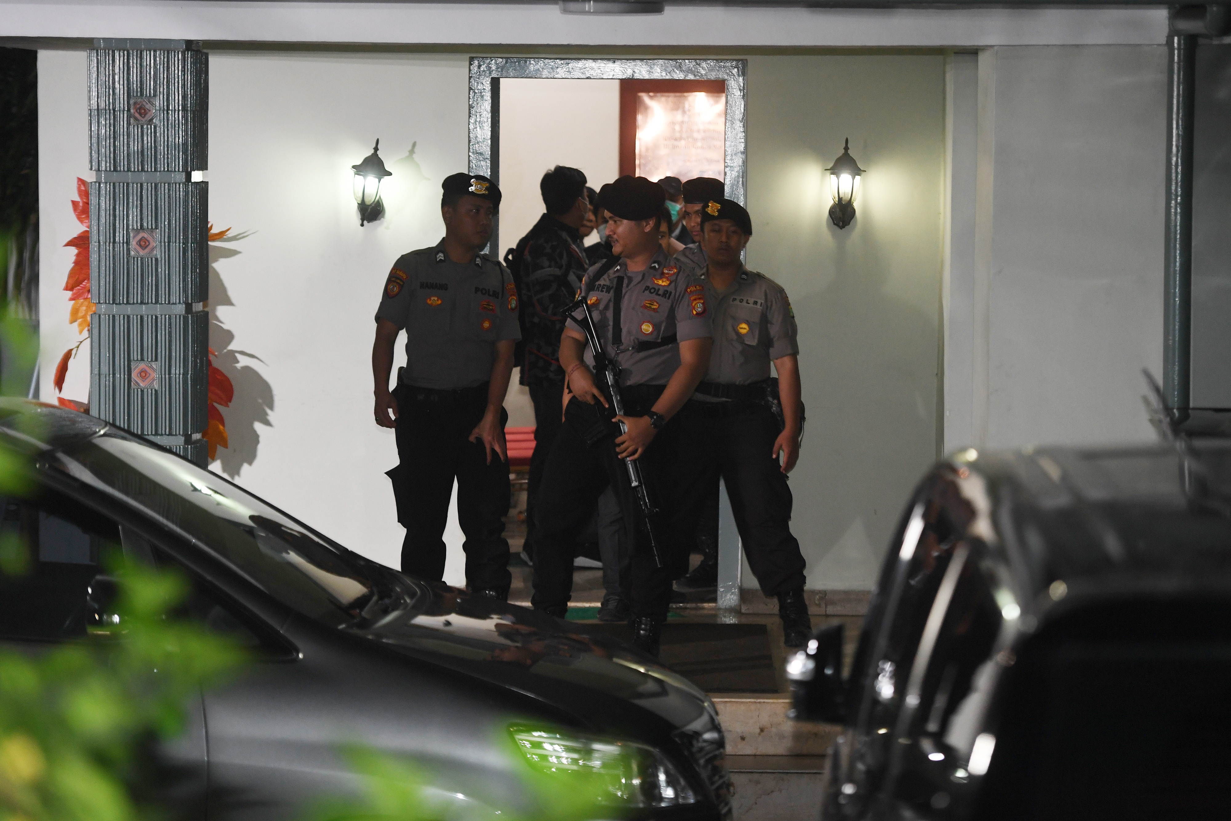 Anggota polisi berjaga saat penggeledahan Kantor KPU Pusat oleh penyidik KPK di Jakarta, Senin (13/1/2020)