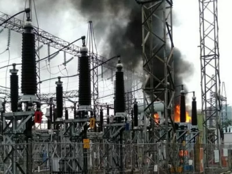 Gardu listrik milik PLN yang terbakar di Jalan Ahmad Yani Cempaka Putih, Jakarta Pusat, Senin (13/1)