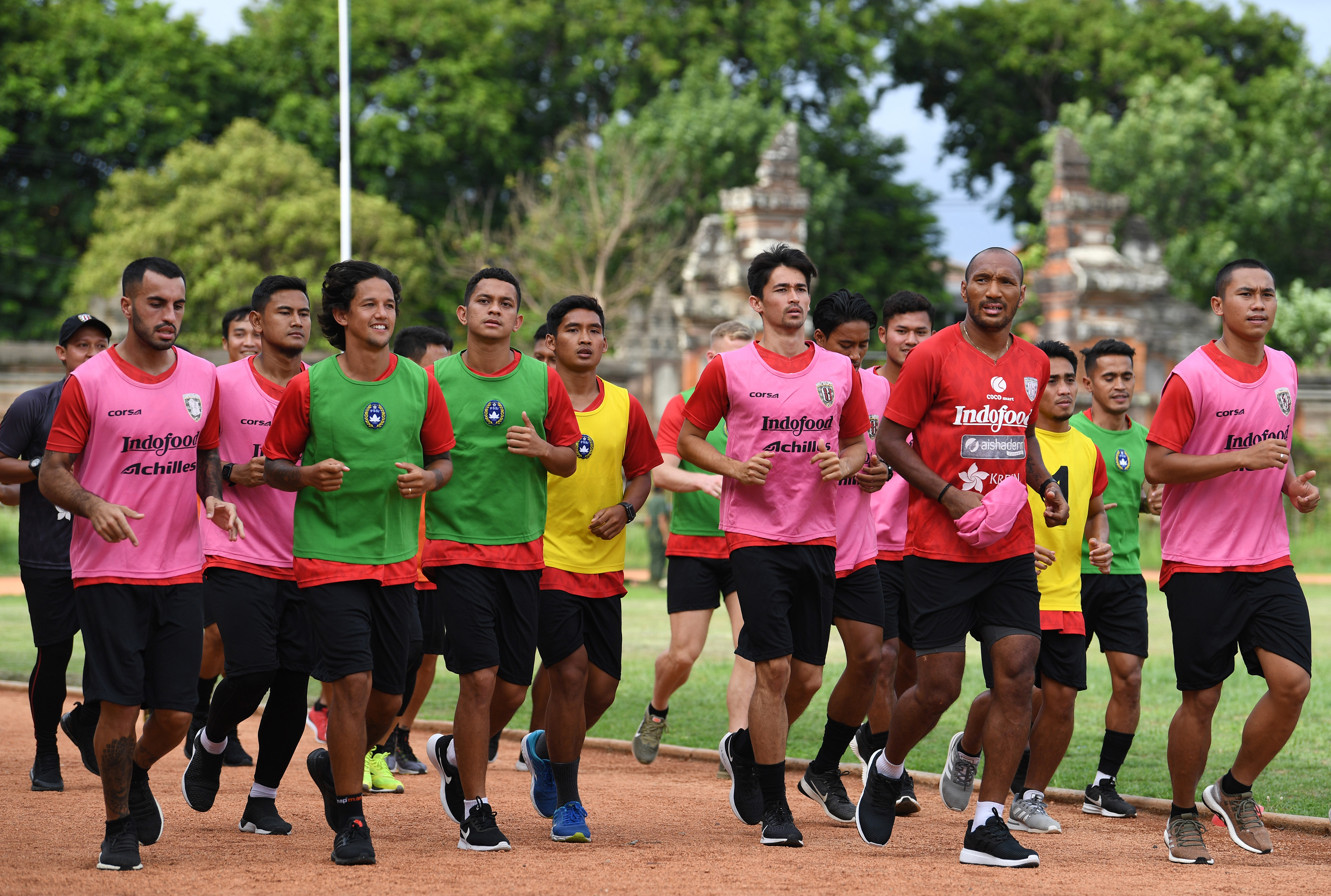  Pesepak bola Bali United melakukan pemanasan saat latihan ketahanan fisik di GOR Ngurah Rai, Denpasar, Bali, Rabu (8/1/2020)