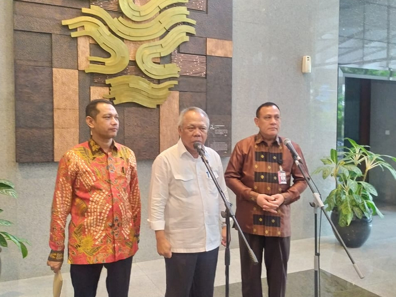 Menteri PUPR Basuki Hadimuljono (tengah) dan Ketua KPK Firli Bahuri memberikan keterangan kepada media