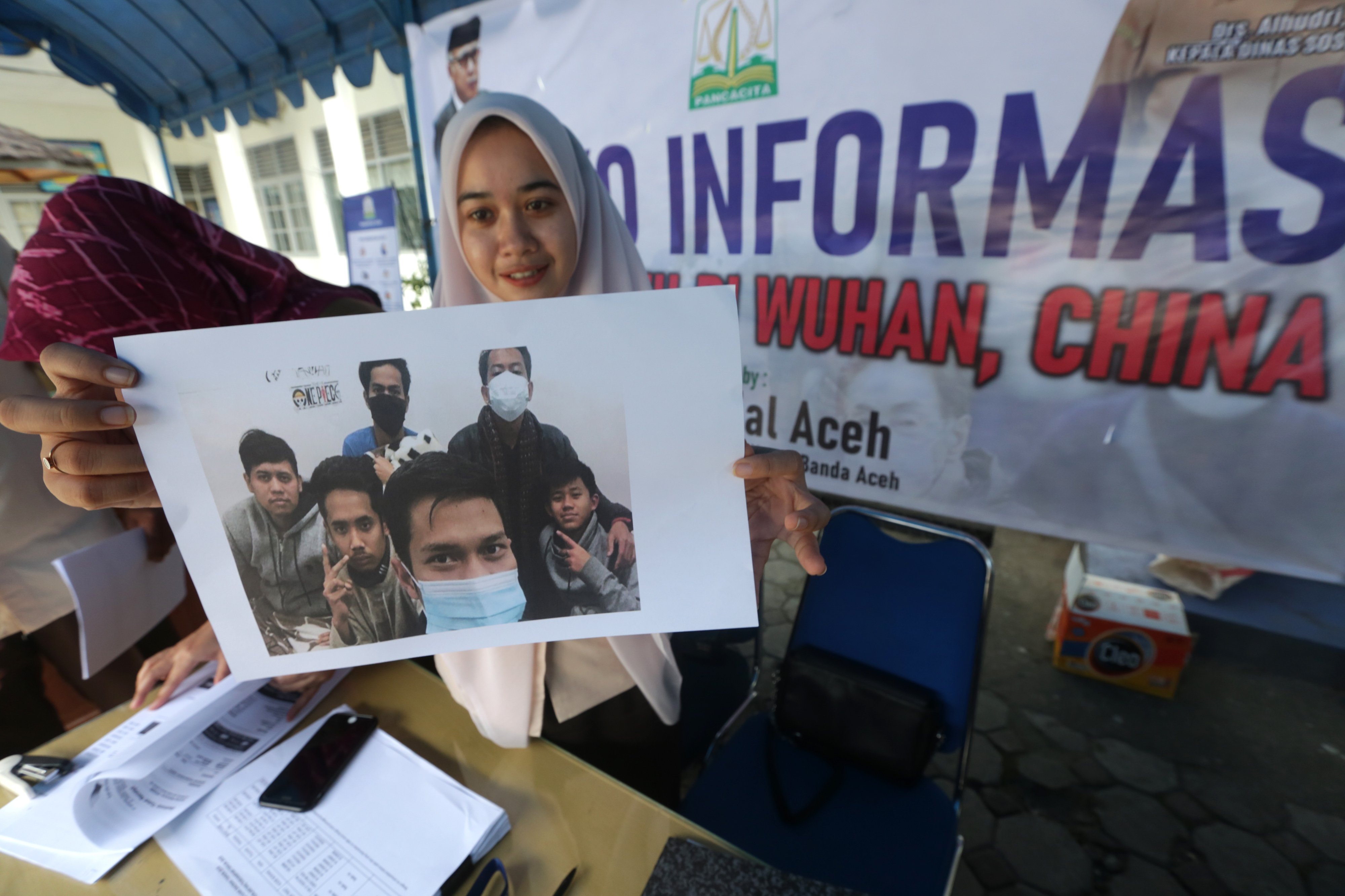 Petugas posko informasi warga Aceh di Wuhan, Tiongkoka memperlihatkan foto mahasiswa dan warga Aceh yang masih berada di Wuhan.