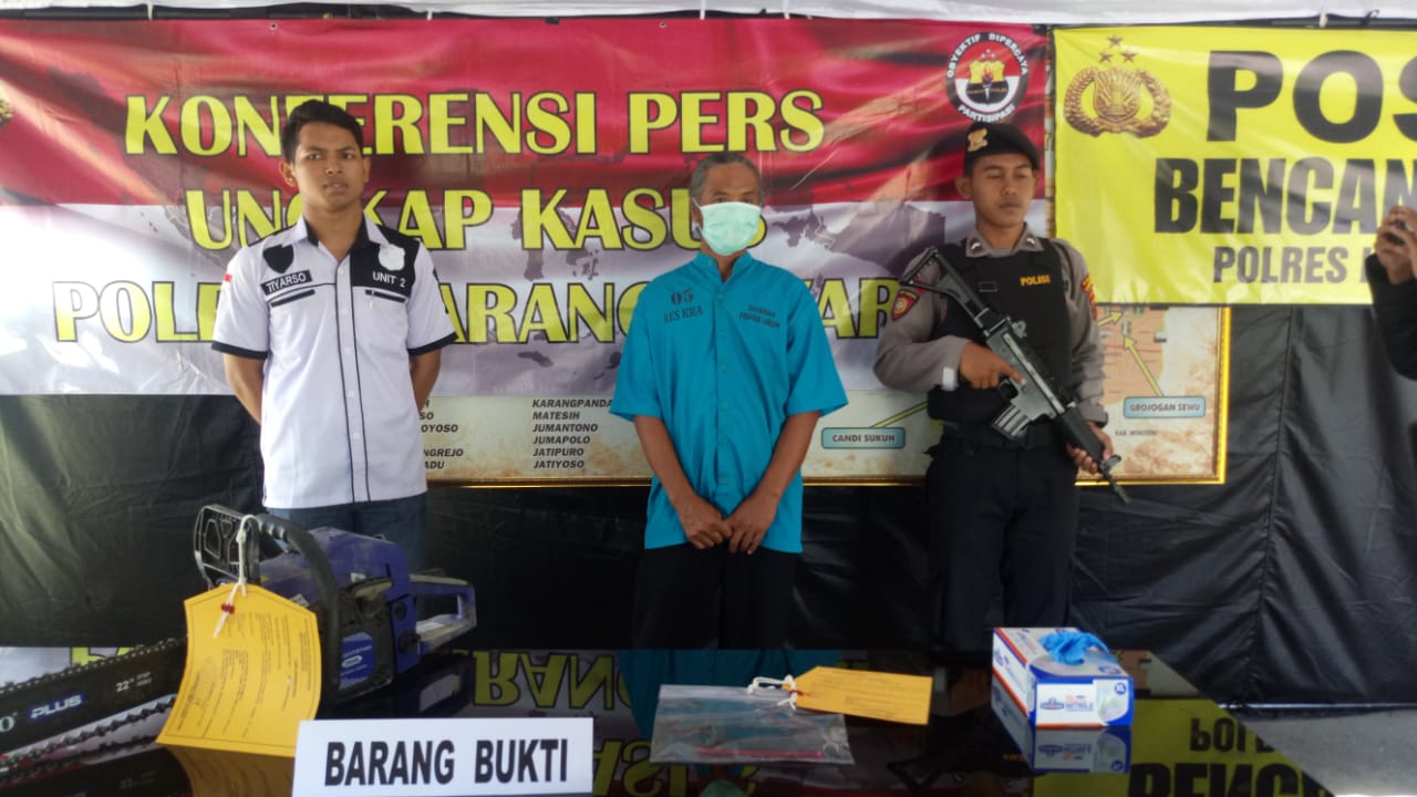 Tersangka GDR menutupi mukanya dengan masker, bersama barang bukti dalam gelar perkara di Mapolres Karanganyar, Selasa (21/1/2020).