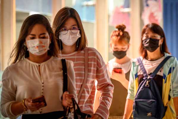 Pemerintah Kota Bangkok memerintahkan sekitar 450 sekolah menghentikan kegiatan belajar mengajar.