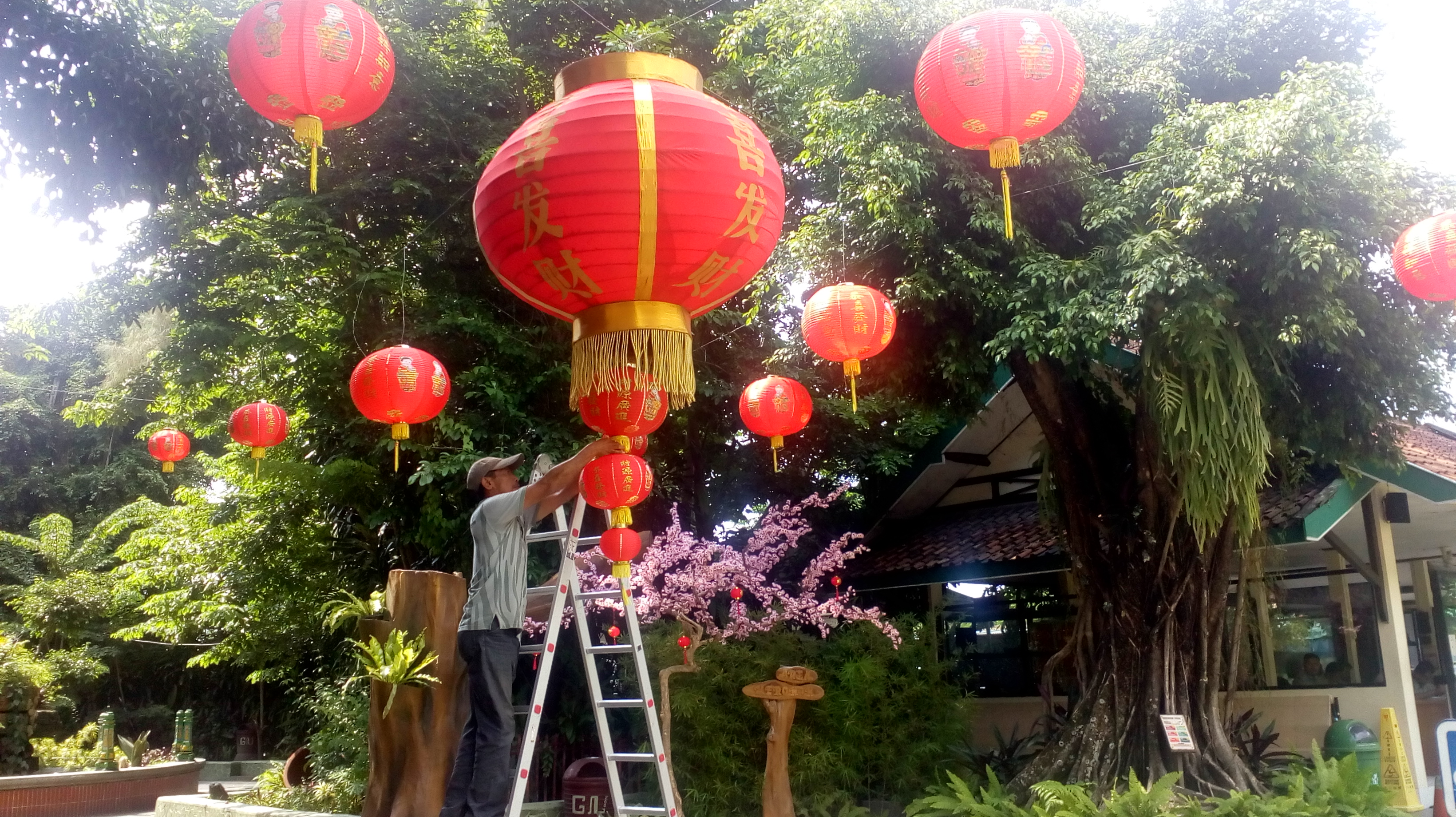 Hiasan pernak-pernik Imlek dipasang di GL Zoo, Yogyakarta.