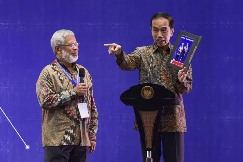 Presiden Joko Widodo berdialog dengan Prof. Dr. Ir. Subagjo dari Institut Teknologi Bandung (ITB) dalam acara Pembukaan Rakornas Kemenristek