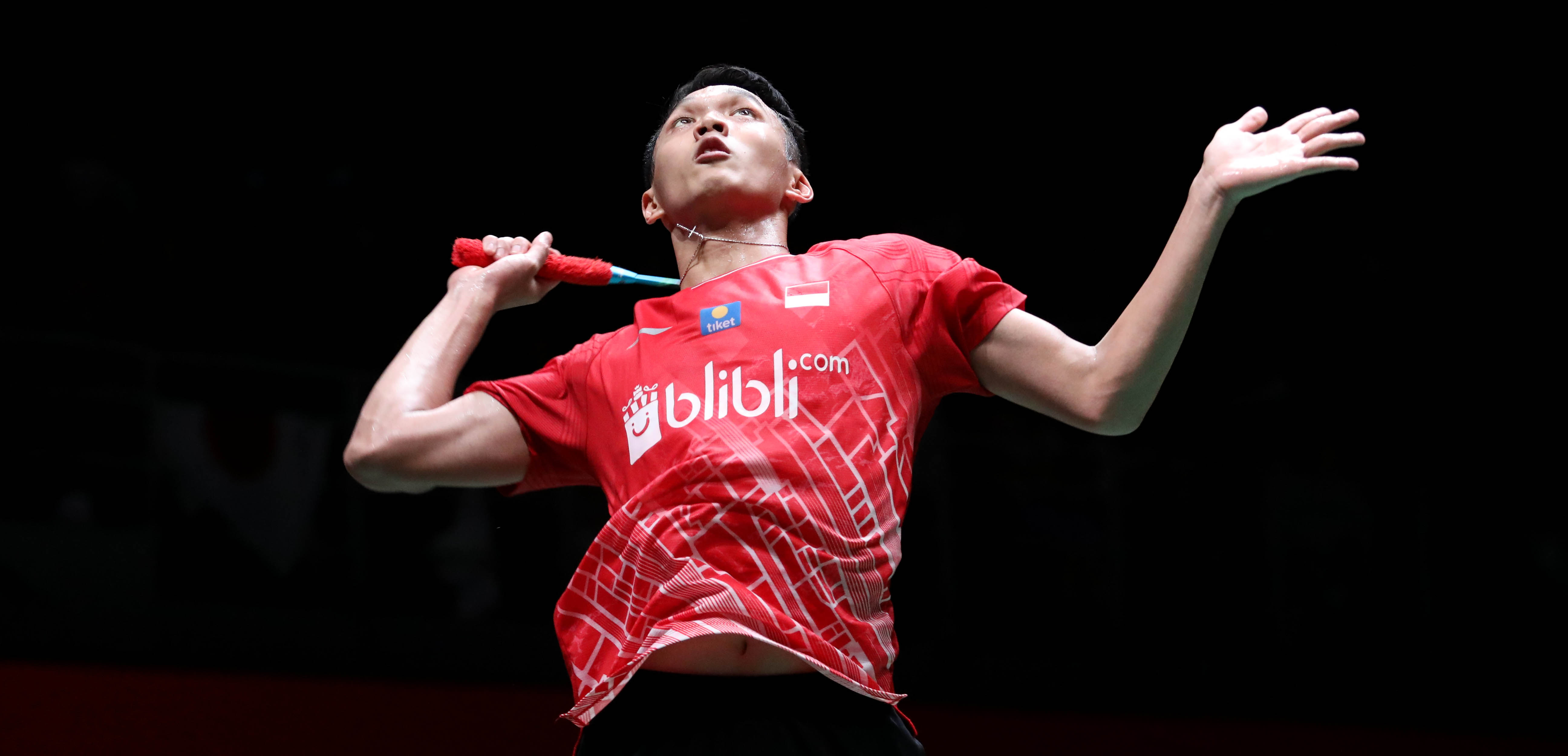 Pemain tunggal putra Indonesia, Jonatan Christie, berusaha mengembalikan kok ke arah lawannya, Ng Ka Long Angus, dari Hong Kong. 