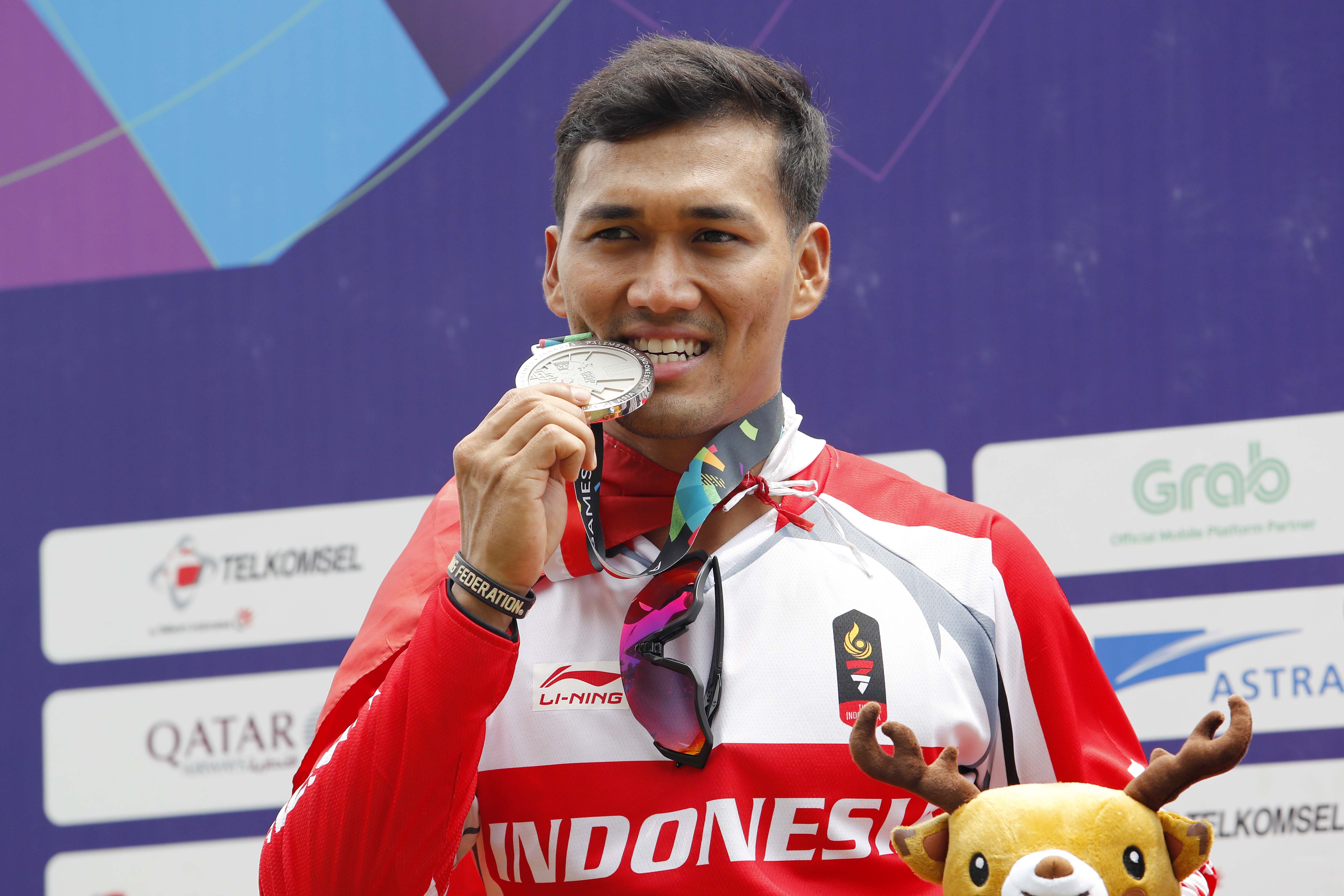 Pebalap sepeda bmx Indonesia I Gusti Bagus Saputra menerima medali perak nomor final bmx Asian Games 2018 di Pulo Mas International BMX, 