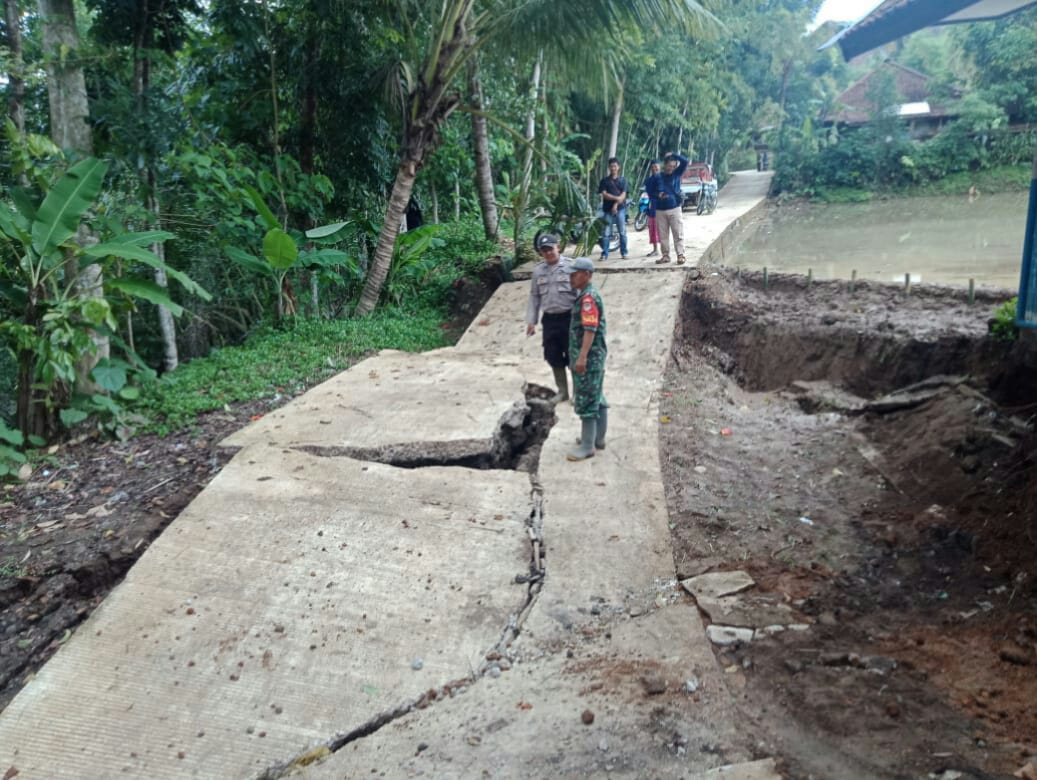 Ruas jalan beton sepanjang 10 meter di Kampung Bojong Kasih RT 001/006, Desa Sindangsari, Kecamatan Kadupandak, Kabupaten Cianjur. 