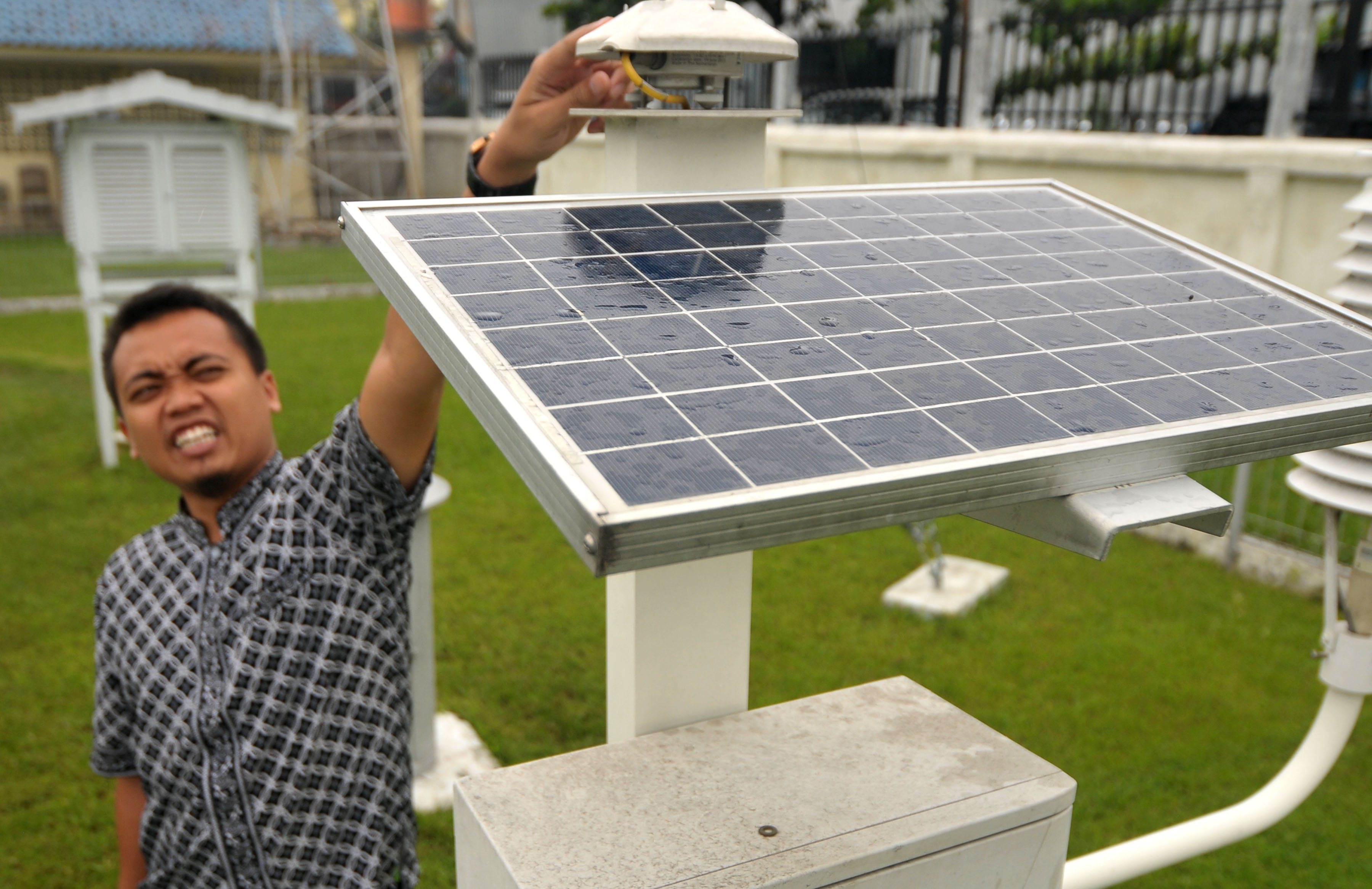 Seorang petugas melakukan pengamatan cuaca dengan alat Automatic Weather Station (AWS) di Kantor BMKG Kota Tegal