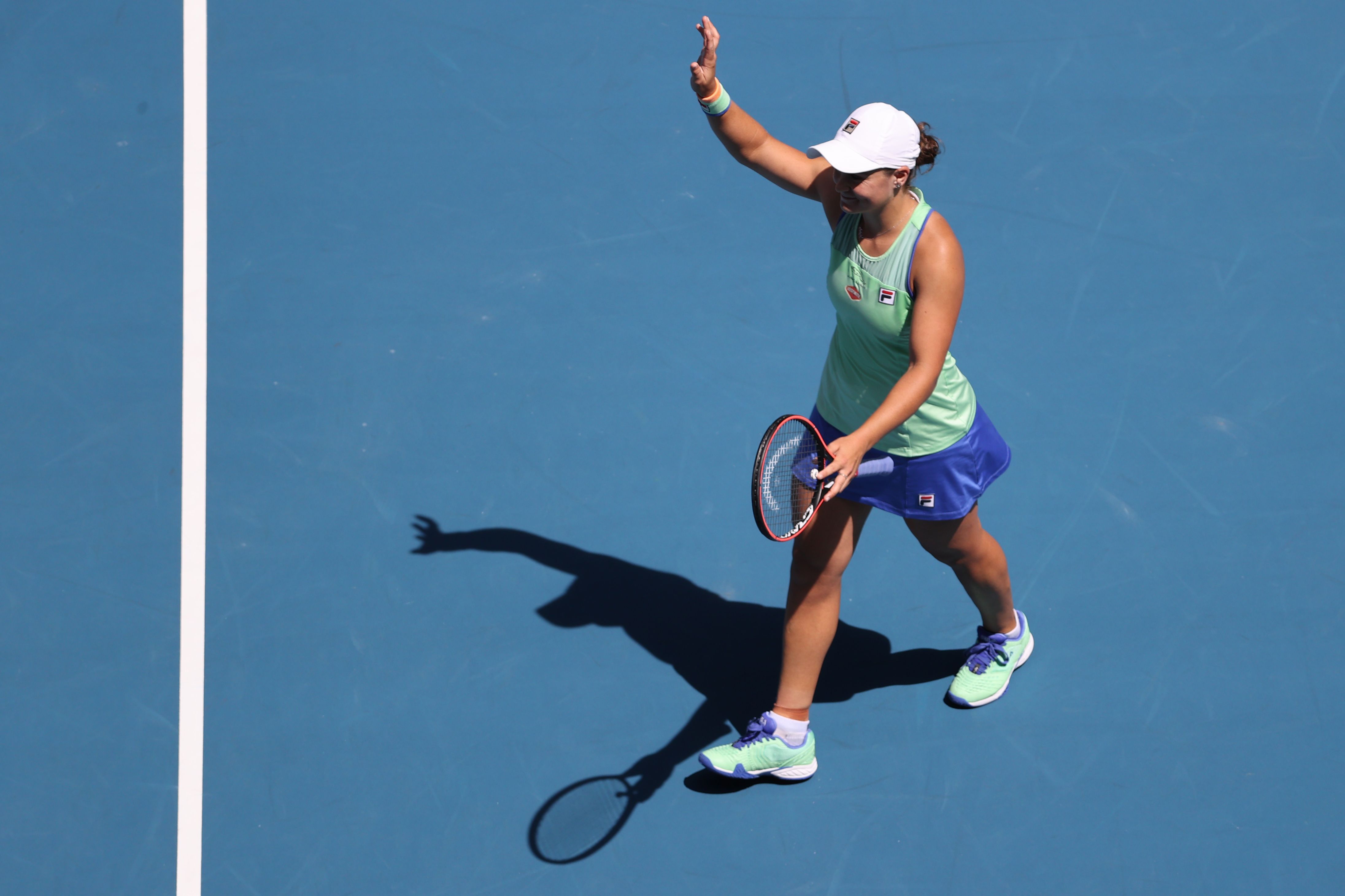 Petenis tuan rumah Australia, Ashleigh Barty melambaikan tangan setelah menghentikan langkah Petra Kvitova dari Ceko.
