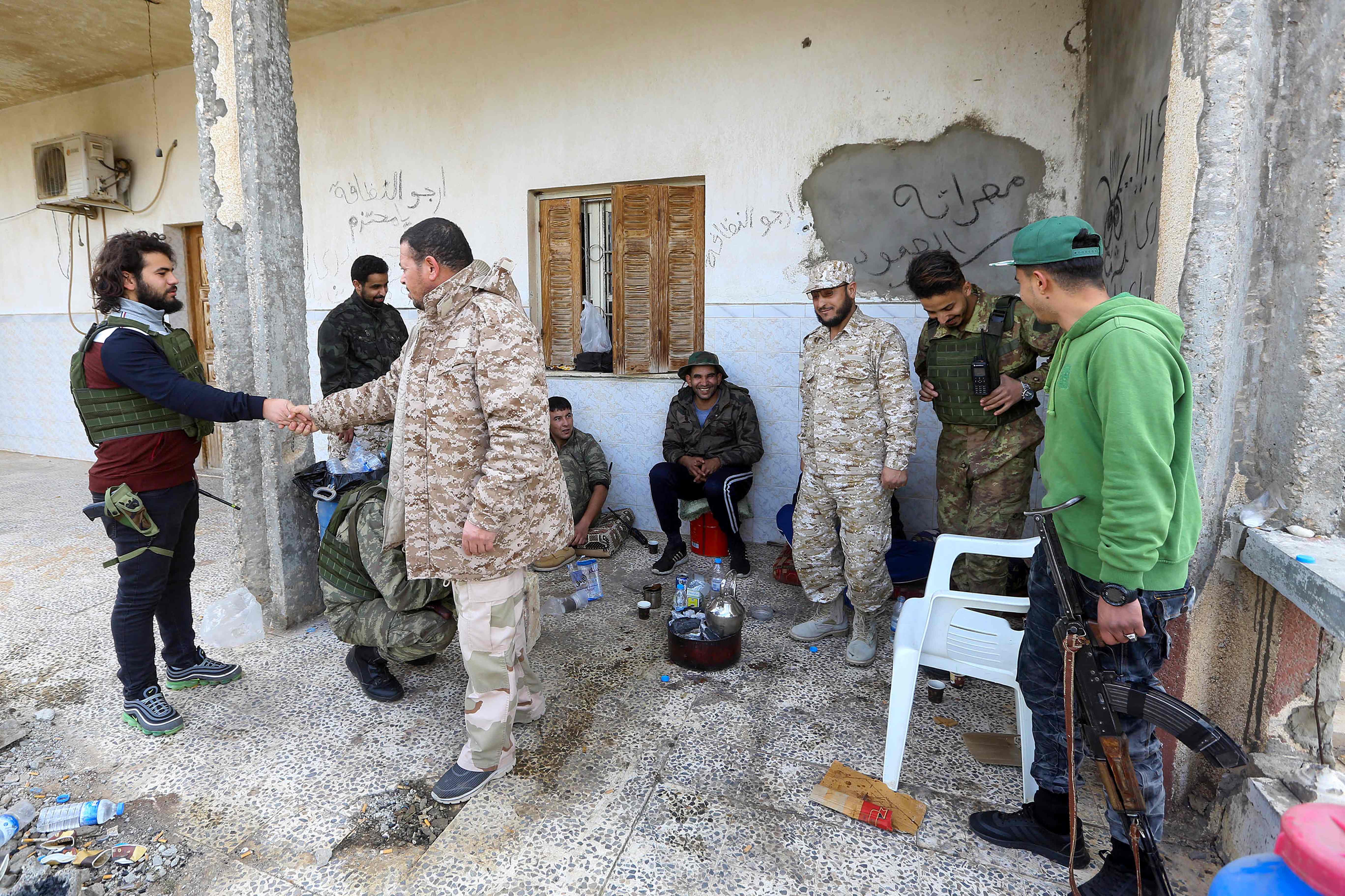 Personel militer Libia beristirahat di Kota Tripoli