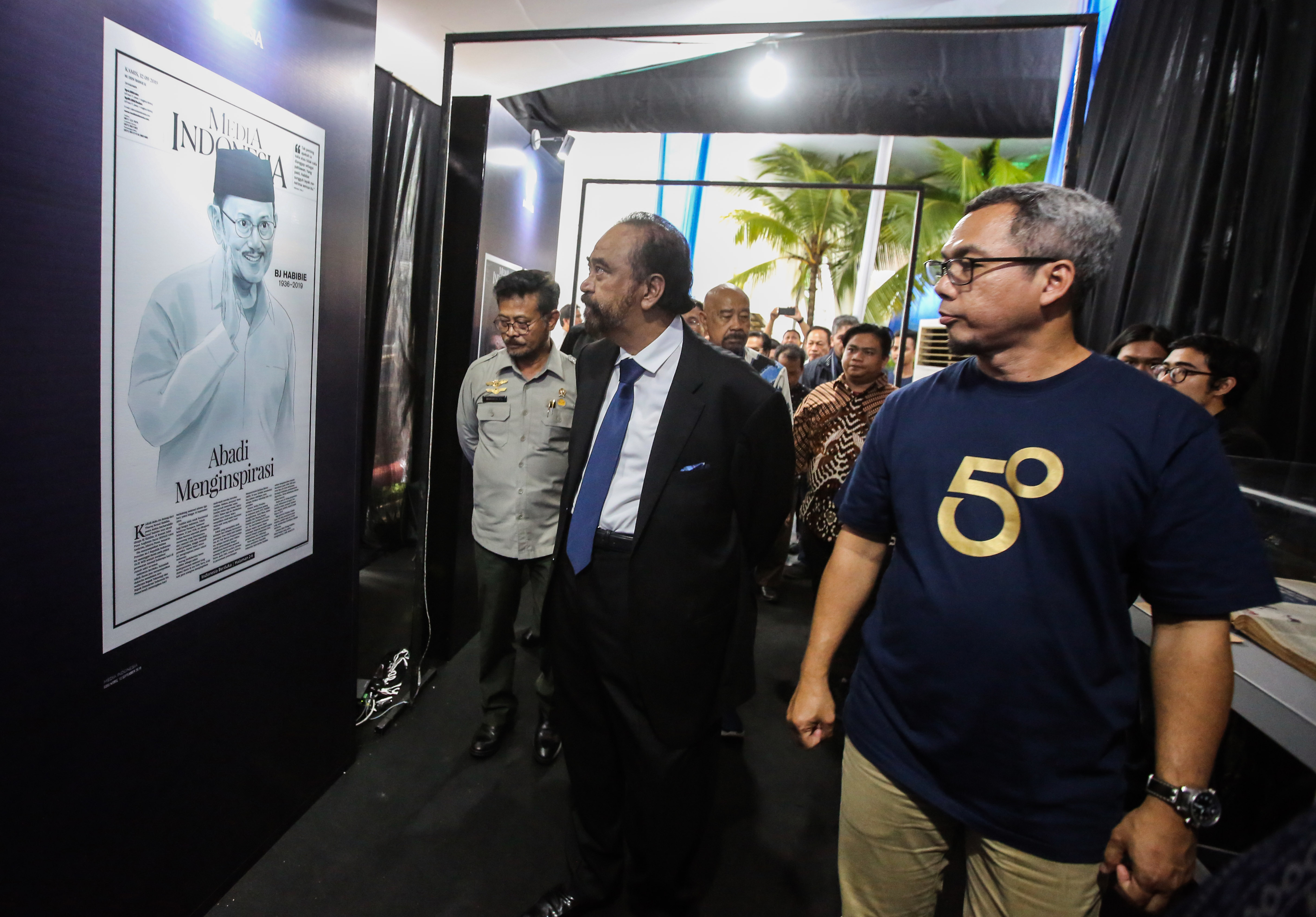 Chairman Media Group Surya Paloh bersama Menteri Pertanian Syahrul Yasin Limpo menyaksikan galeri perjalanan 50 tahun Media Indonesia. 