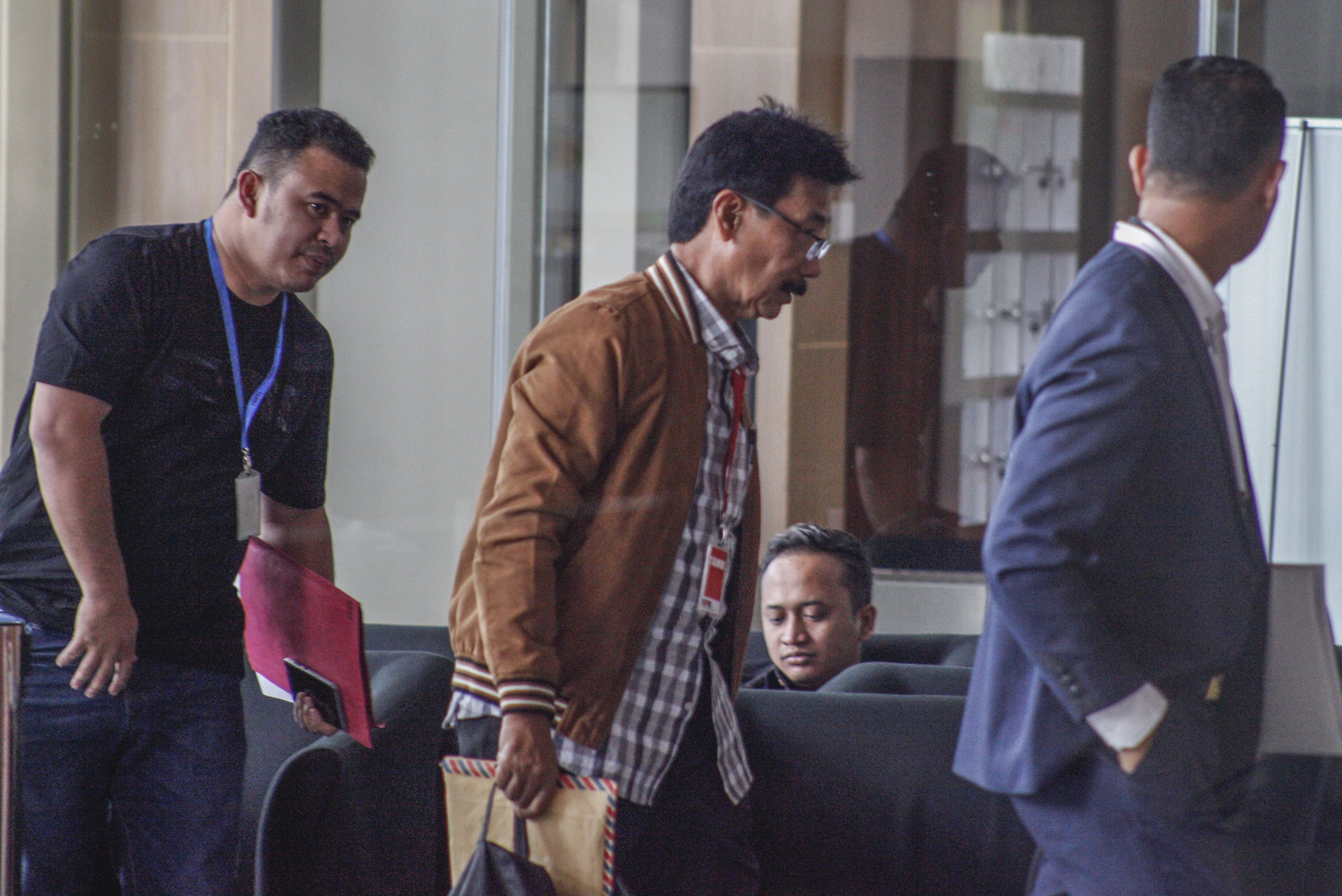 Bupati Solok Selatan Muzni Zakaria (tengah) bersiap menjalani pemeriksaan di Gedung KPK, Jakarta, Kamis (30/1/2020).