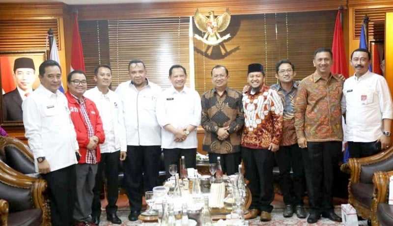 Mendagri, Tito Karnavian (5 dari kiri) bersama para sekjen parpol-parpol non parlemen.