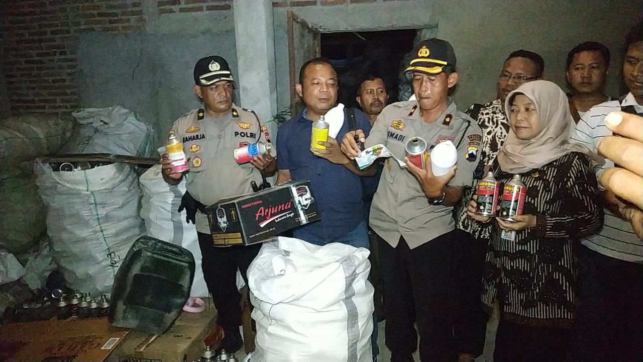 Polisi Polres Brebes menunjukkan pestisida palsu yang siap diedarkan.