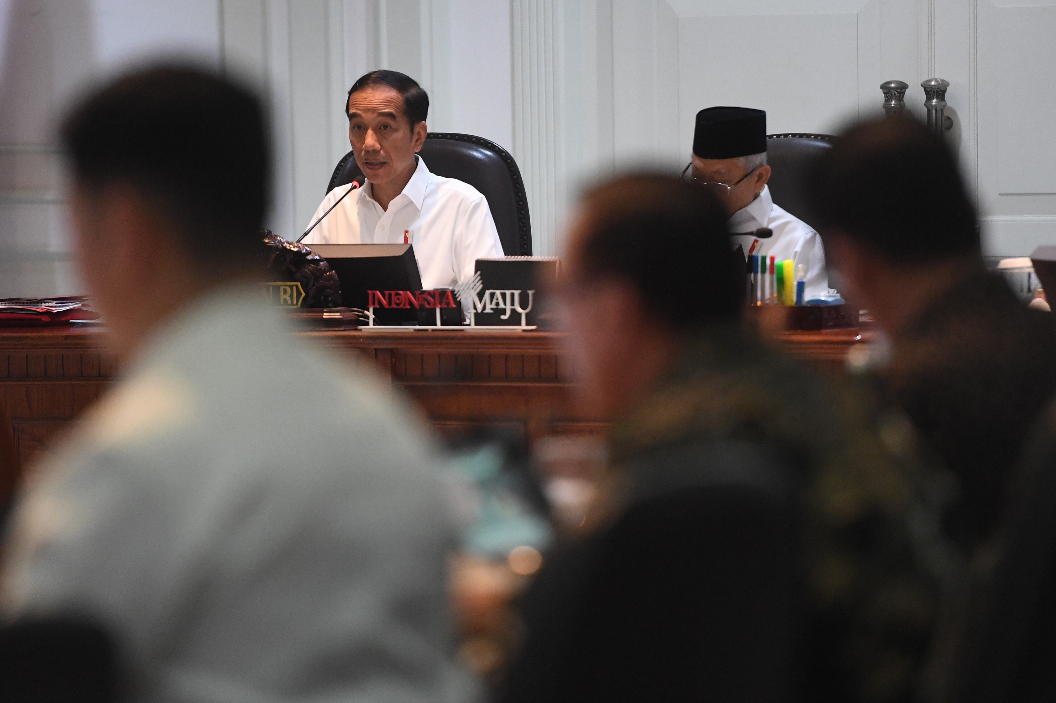 Presiden Joko Widodo memimpin rapat terbatas di Kantor Presiden, Jakarta, Jumat (17/1/2020).