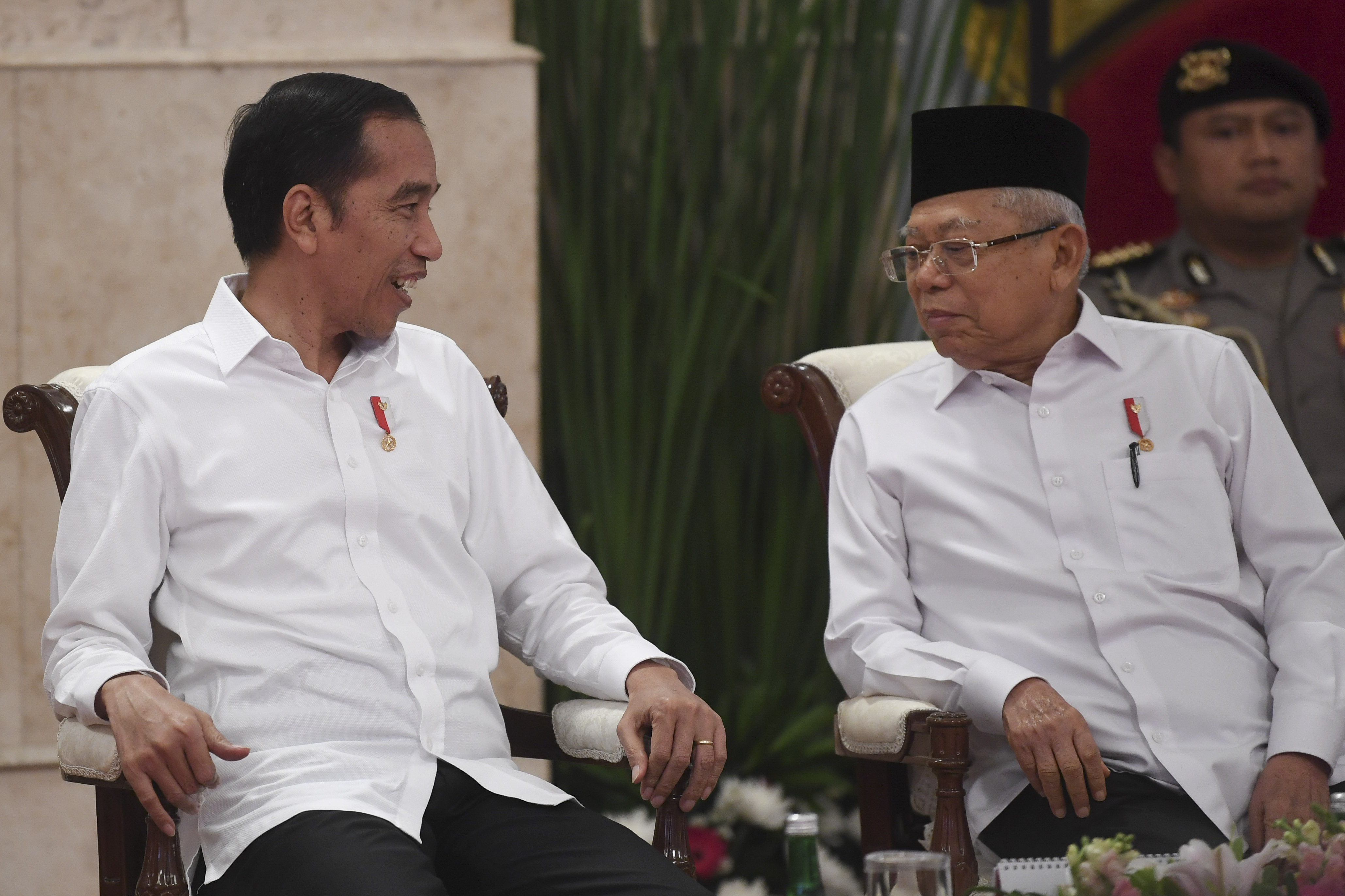 Presiden Joko Widodo berbincang dengan Wakil Presiden Ma'ruf Amin ketika memimpin Sidang Kabinet Paripurna di Istana Negara, Jakarta.