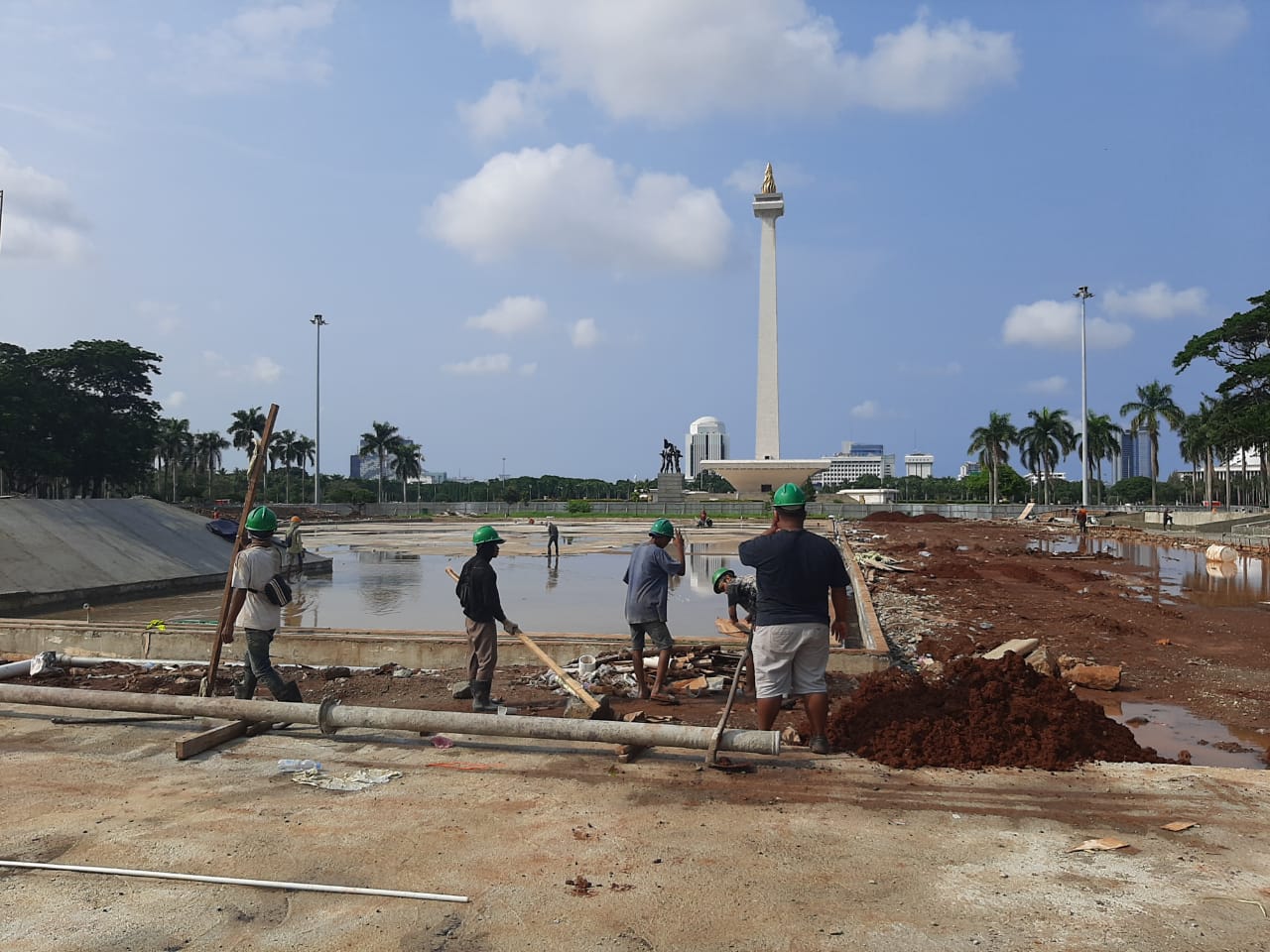 Sejumlah pekerja proyek revitalisasi lapangan Monas.