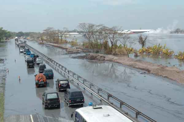 Ruas tol Km 38 Gempol-Surabaya di Porong, Sidoarjo, Jawa Timur, terendam lumpur yang keluar dari lokasi pengeboran PT Lapindo Brantas.
