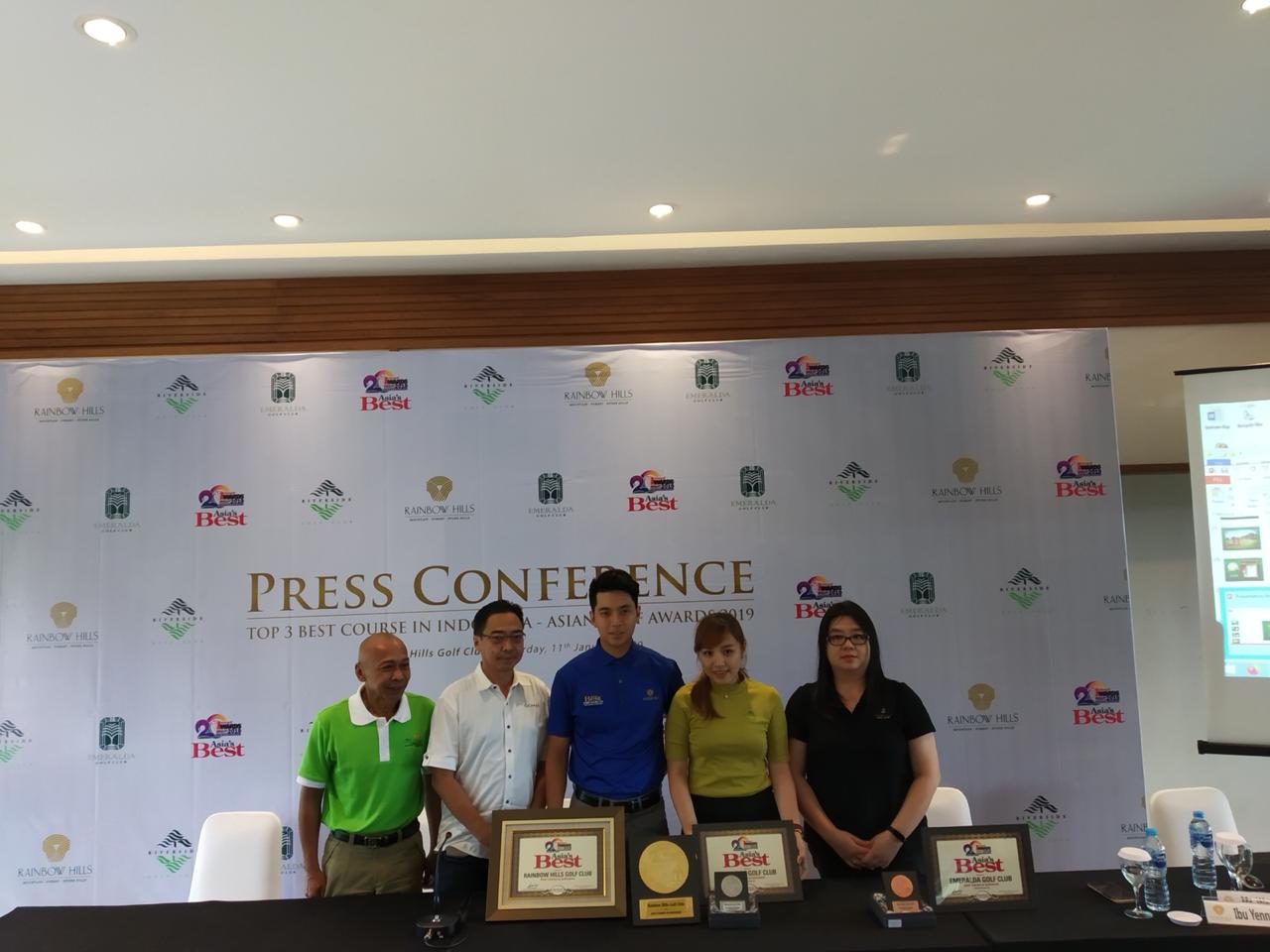 Tiga pengelola lapangan golf di Bogor memperlihatkan penghargaan dari Asiangolf