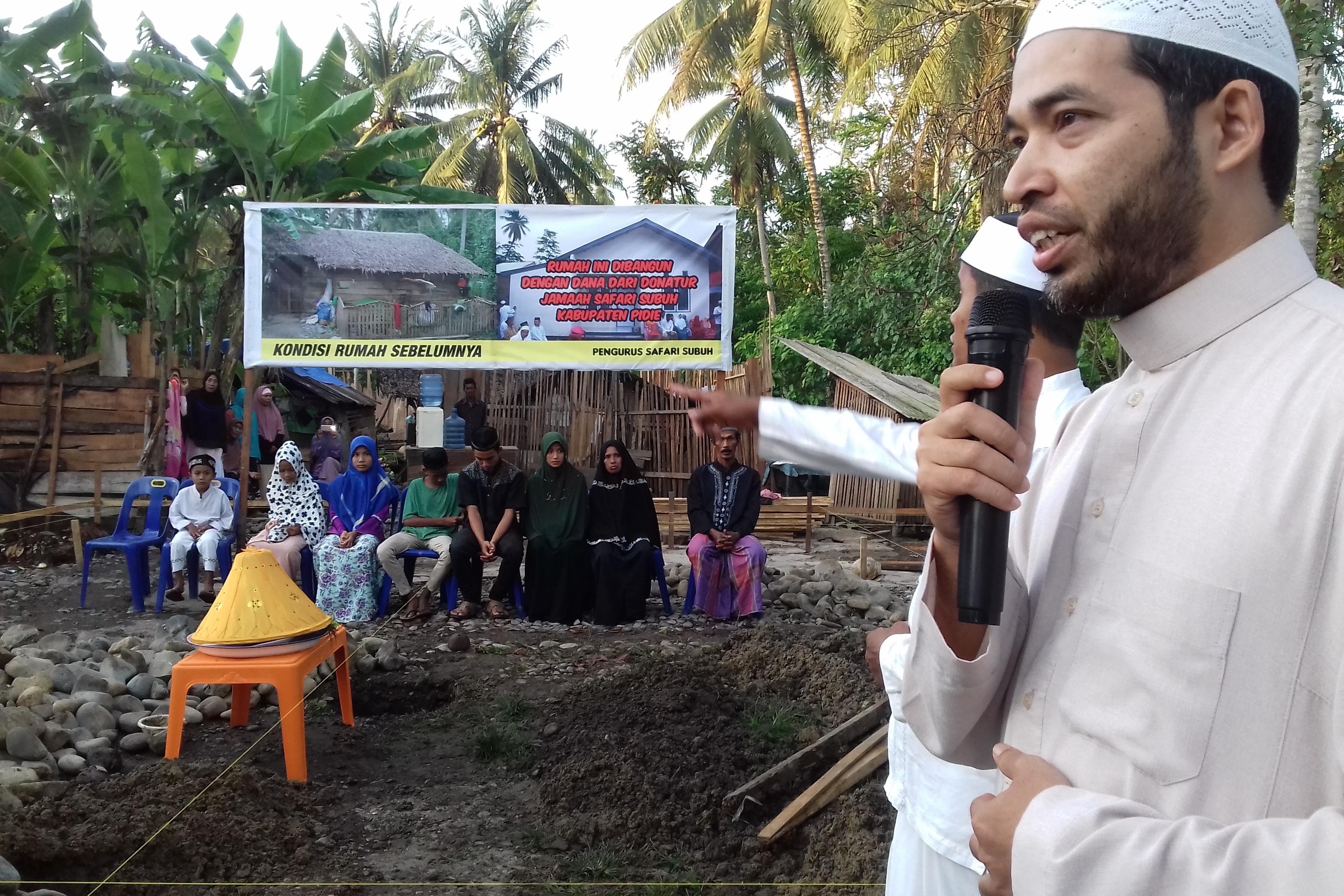 Peletakan batu pertama rumah bantuan untuk warga miskin di Desa Ujoeng Rimba Kecamatan Mutiara Timur. 