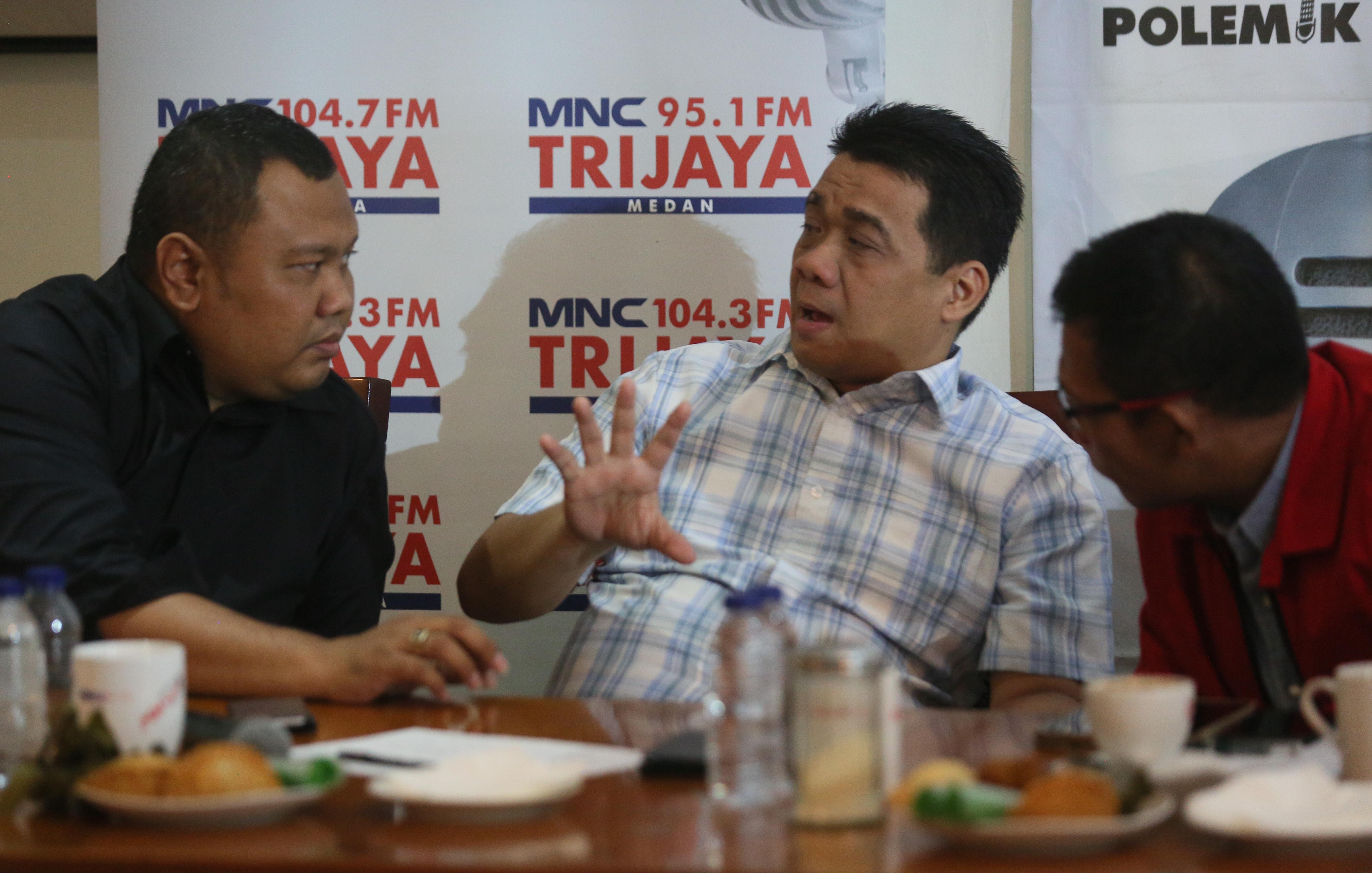 Cawagub DKI Jakarta dari Partai Gerindra Ahmad Riza Patria (tengah)