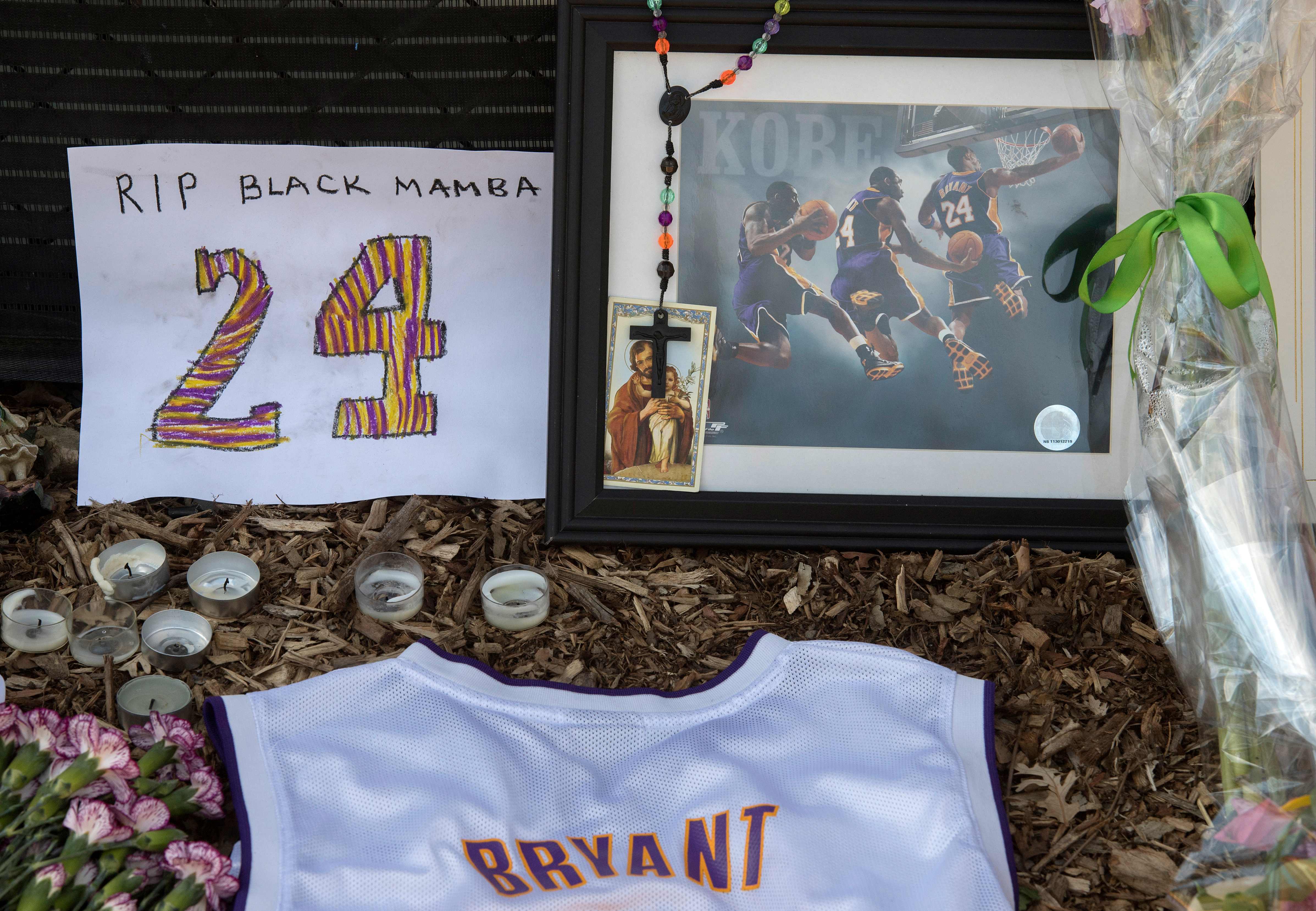 Penggemar mendirikan altar untuk mengenang Kobe Bryant di dekat Calabasas, lokasi jatuhnya helikopter yang menewaskan legenda NBA itu.