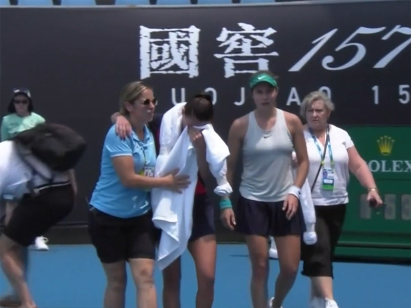 Petenis Slovenia Dalila Jakupovic dibantu meninggalkan lapangan setelah kesulitan bernafas di babak kualifikasi Australia Terbuka.