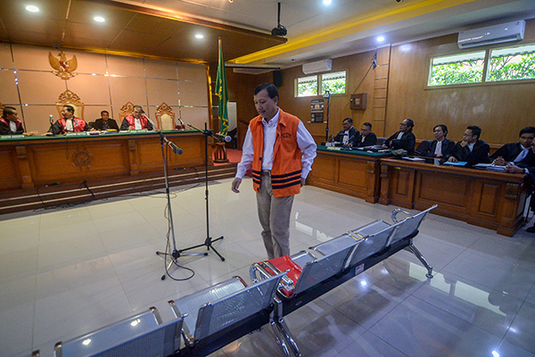 Terdakwa kasus suap Meikarta yang juga Sekretaris Daerah Jawa Barat nonaktif, Iwa Karniwa menjalani sidang perdana