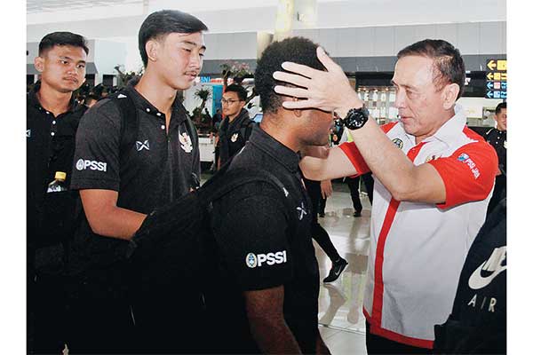 Ketua Umum PSSI Mochamad Iriawan melepas pemain timnas Indonesia U-19 yang akan berlatih ke Thailand di Bandara Soekarno-Hatta, kemarin