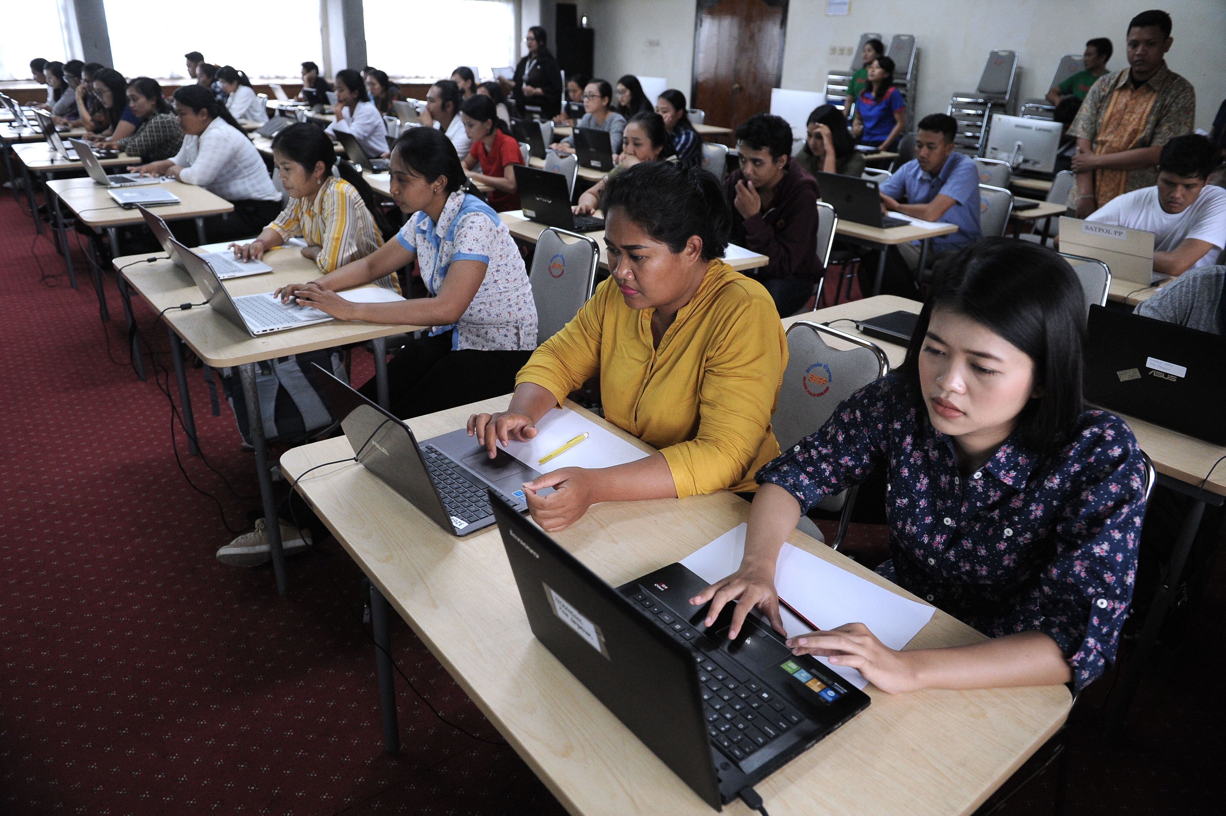 Sejumlah peserta mengikuti simulasi tes Calon Pegawai Negeri Sipil (CPNS) berbasis Computer Assisted Test (CAT) di Denpasar, Bali.