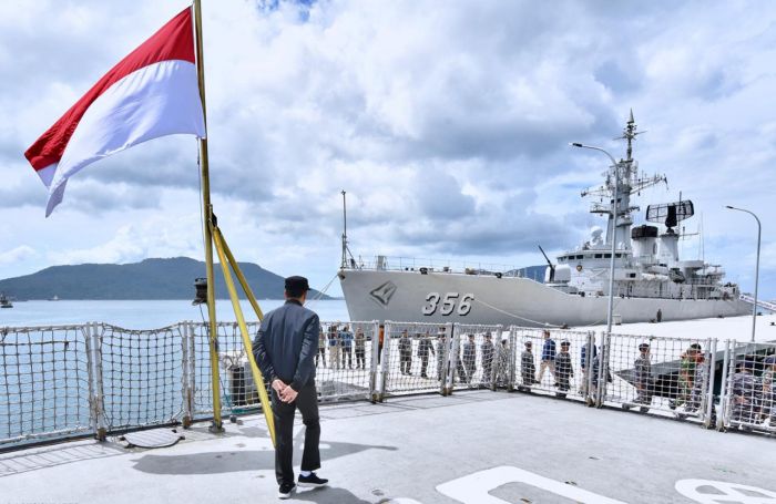 Presiden Joko Widodo di atas KRI Usman Harun di Puslabuh TNI-AL di Selat Lampa, Natuna, Kepulauan Riau, Kamis (9/1).