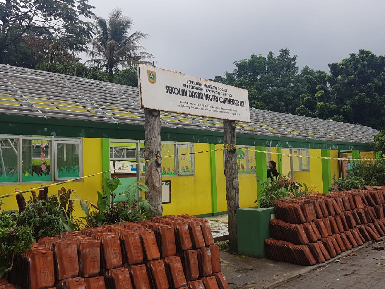 SDN Cirimekar 02, Cibinong, Bogor, Jawa Barat roboh akibat hujan deras yang mengguyur di awal 2020.